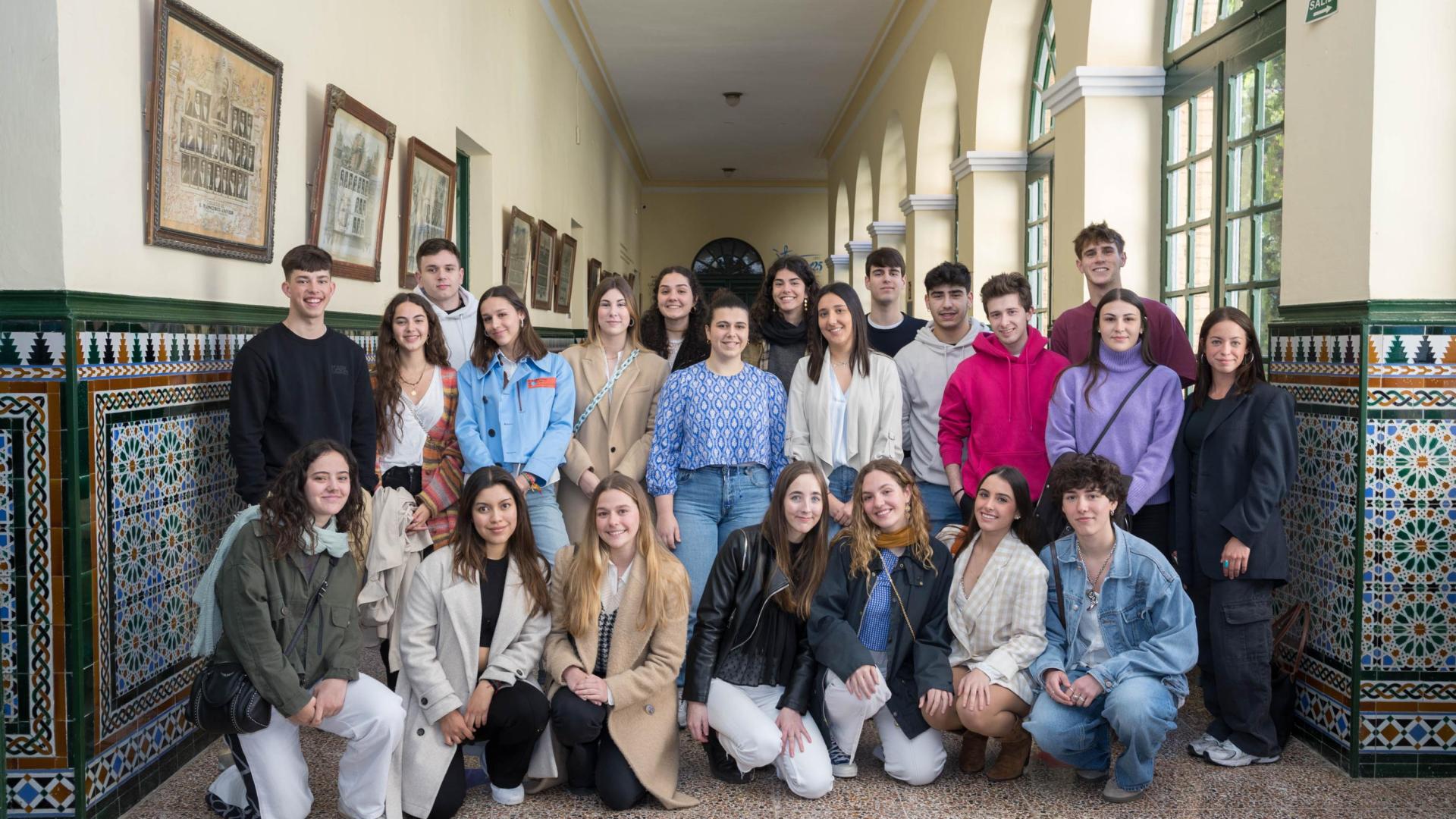 Los ex alumnos del Colegio Jesuitas Tudela que este lunes participaron en la iniciativa ‘Back to School’, en uno de los pasillos del centro