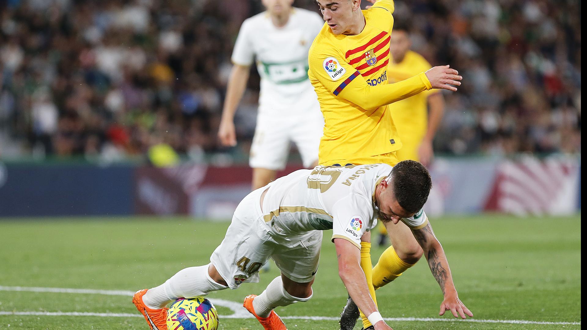 Carmona pugna con Gavi por el esférico durante el Elche-Barcelona de la Jornada 27.