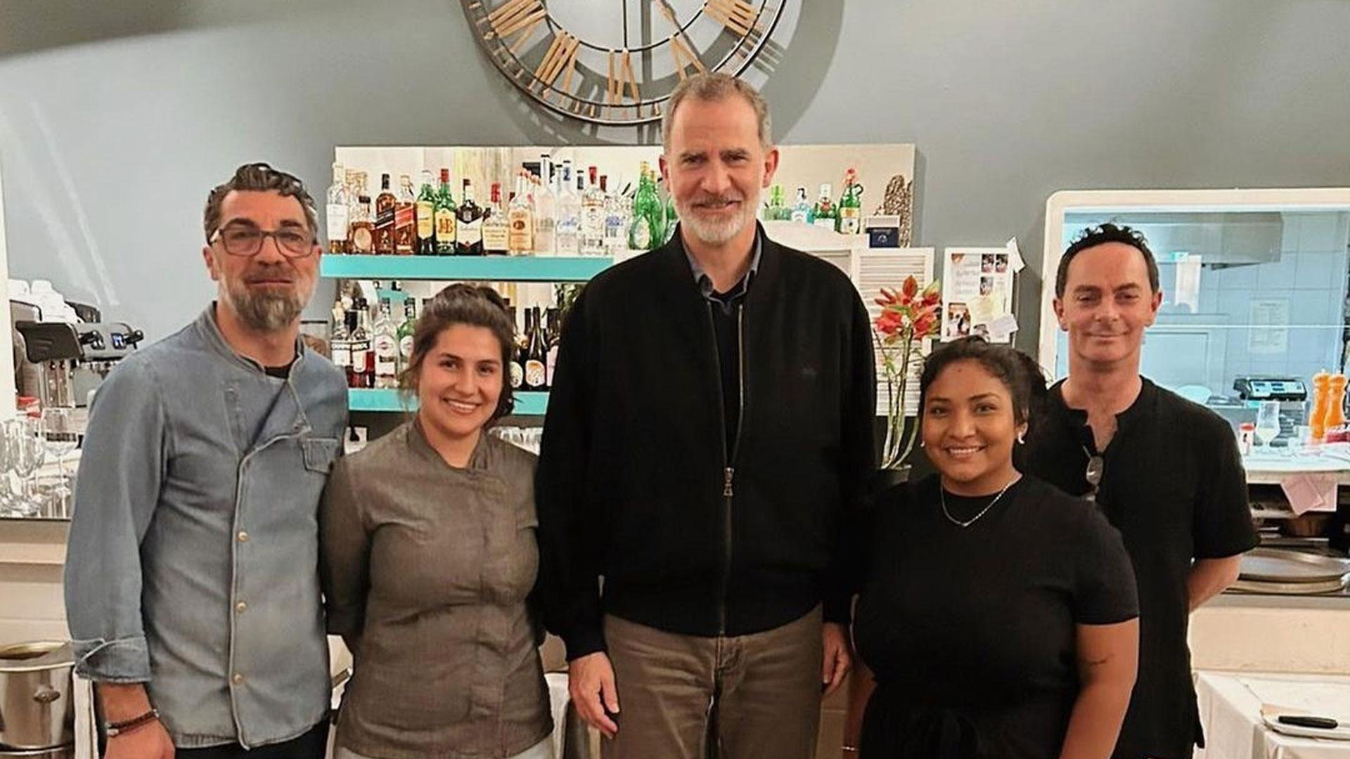 El rey Felipe, junto al equipo del Restaurante Sandro de Palma de Mallorca, donde cenó con sus amigos