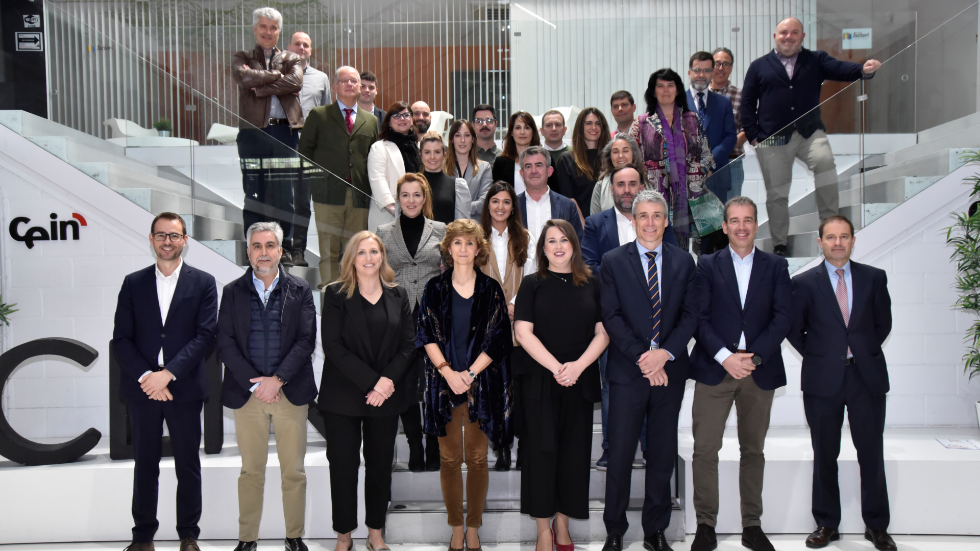 Miembros de la junta directiva del Navarra Health Clúster, en primera fila, junto al resto de representantes de la asamblea de la entidad.