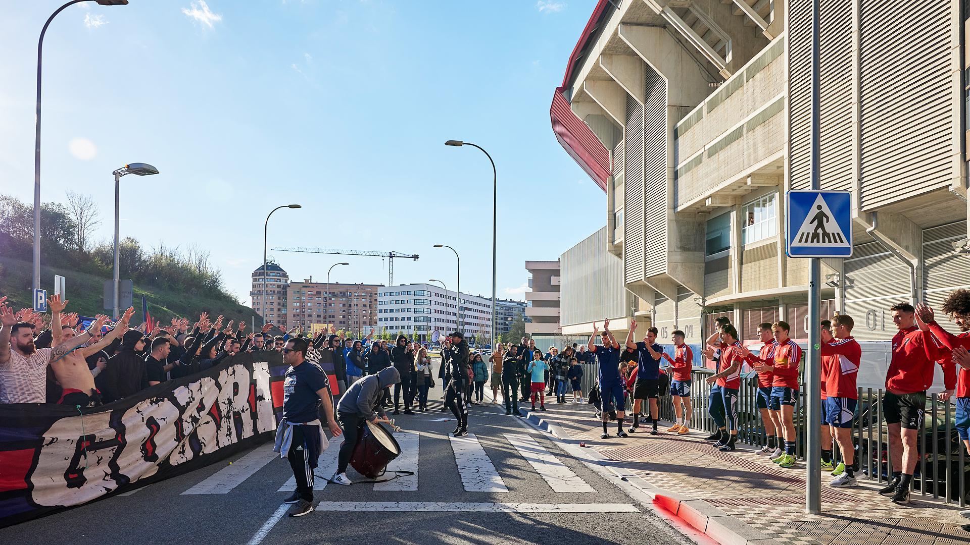 A: J.P. Urdíroz
F: 03-04-2023
P: 
L: Pamplona
T: Estadio del Sadar. Concentración de aficionados de Osasuna para apoyar al equipo en vísperas del trascendental partido de semifinales de Copa contra el Athletic de Bilbao.