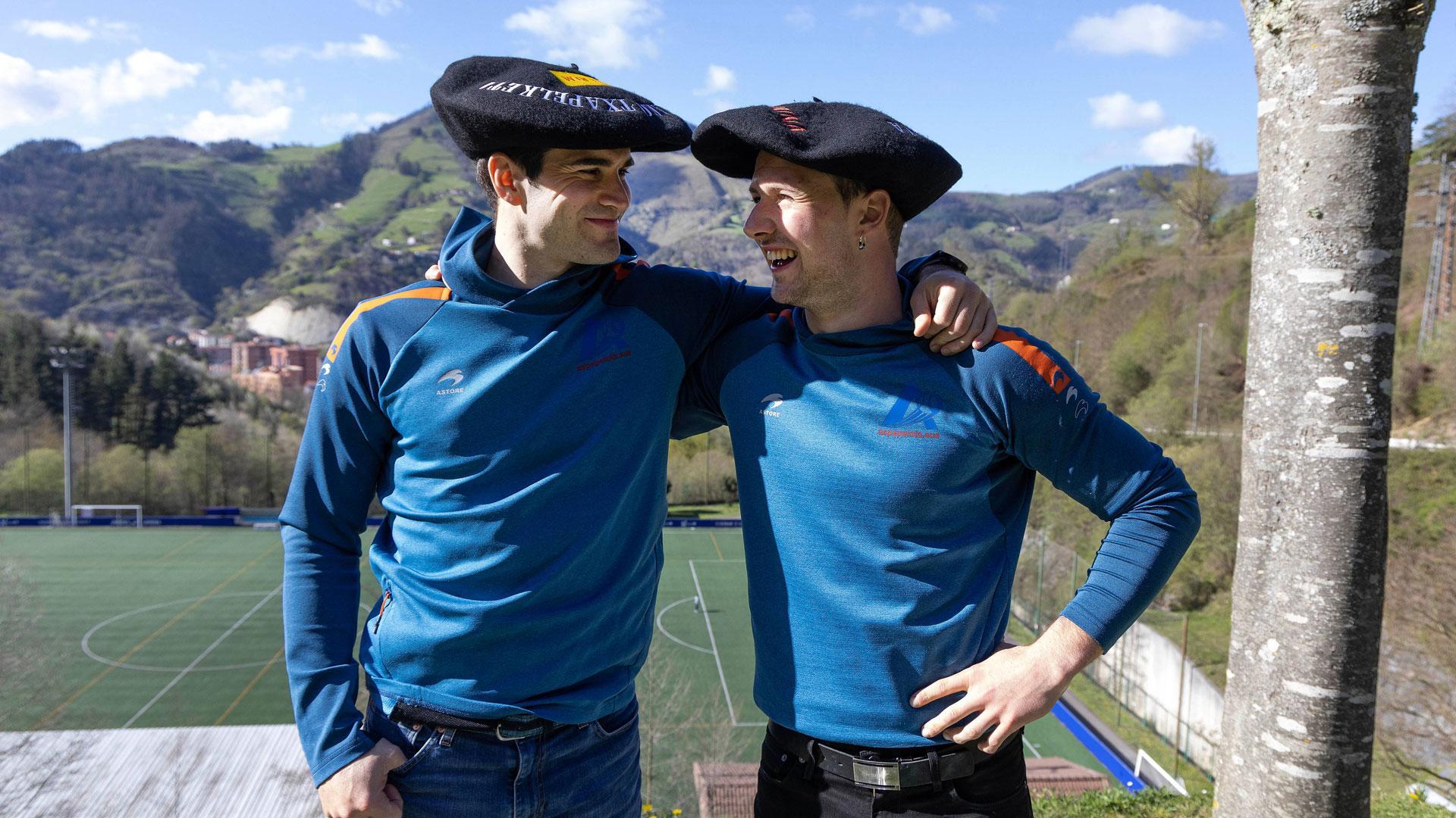 Zabaleta y Elordi, juntos con la txapela de campeones de Parejas, este lunes en Eibar