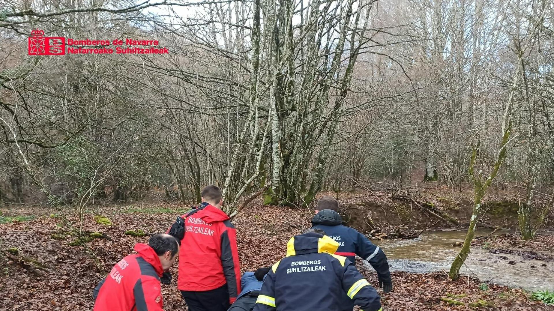 Imagen de los bomberos en el momento en el que han rescatado al peregrino en Espinal