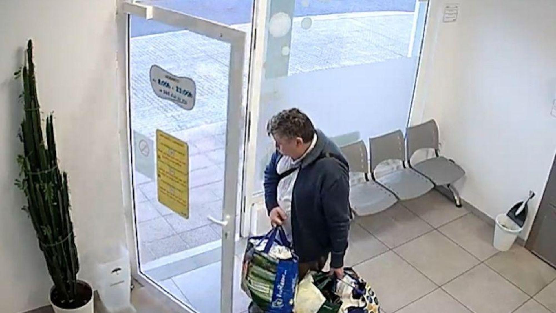 Imagen del hombre que se salvó de una explosión al abandonar una lavandería segundos antes de que explotara