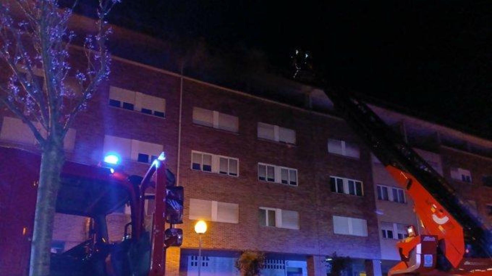 Bomberos en labores de extinción del incendio de la calle Etxaburua