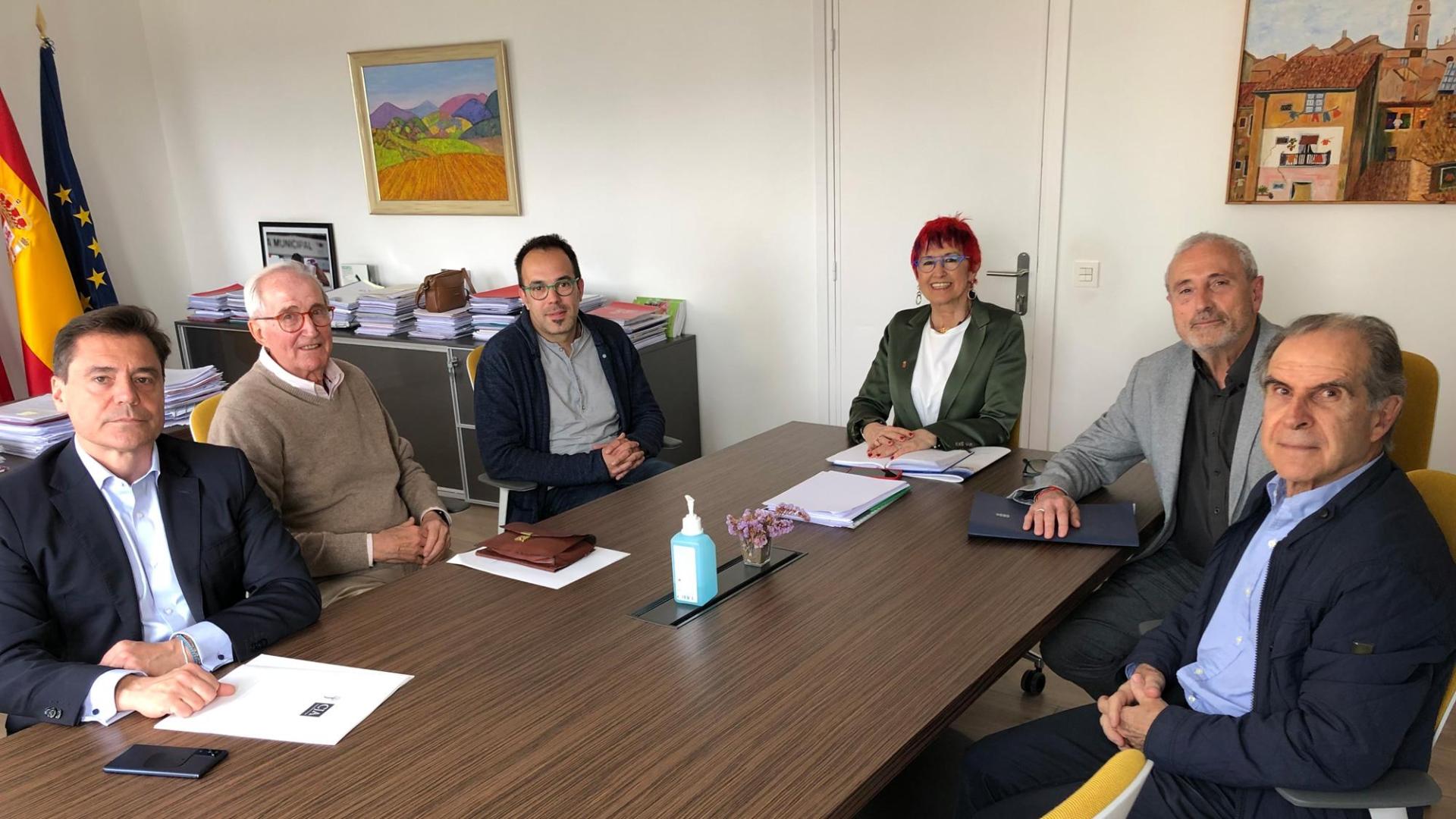 El director gerente de la clínica, Ángel Gardachal; el vicepresidente de la clínica, Vicente Madoz, el presidente, Joseba Arregui; la consejera de Salud, Santos Induráin; el director general de Salud, Carlos Artundo; y el gerente del Servicio Navarro de Salud-Osasunbidea (SNS-O), Gregorio Achutegui durante la reunión