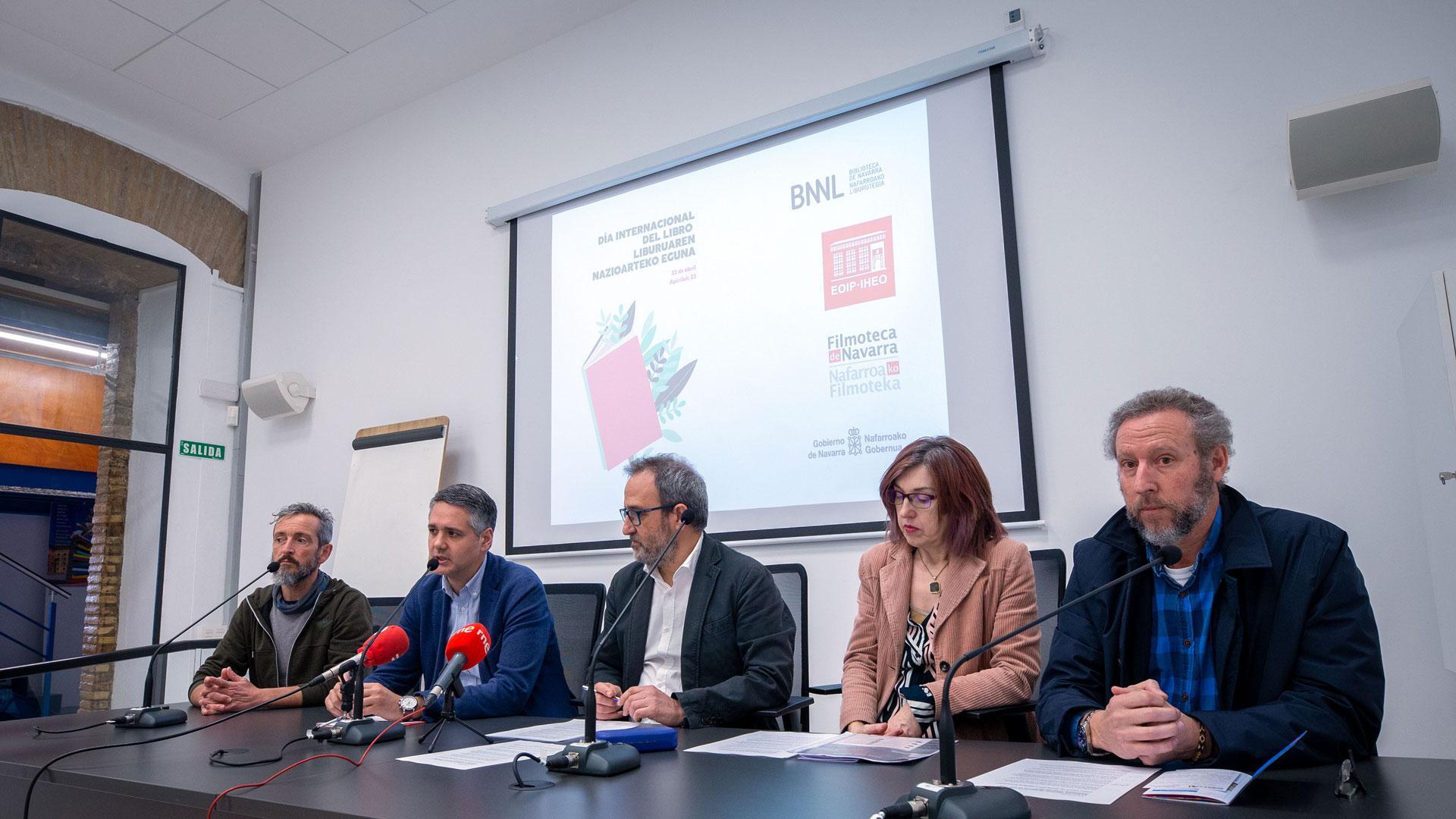 De izda a dcha: Pello Ruiz, Ensemble Sarasate; Carlos Remón, viceditector EOIP; Ignacio Apezteguía, director general de Cultura; Anabel Olaso, Biblioteca de Navarra y Alberto Cañada, Filmoteca de Navarra;