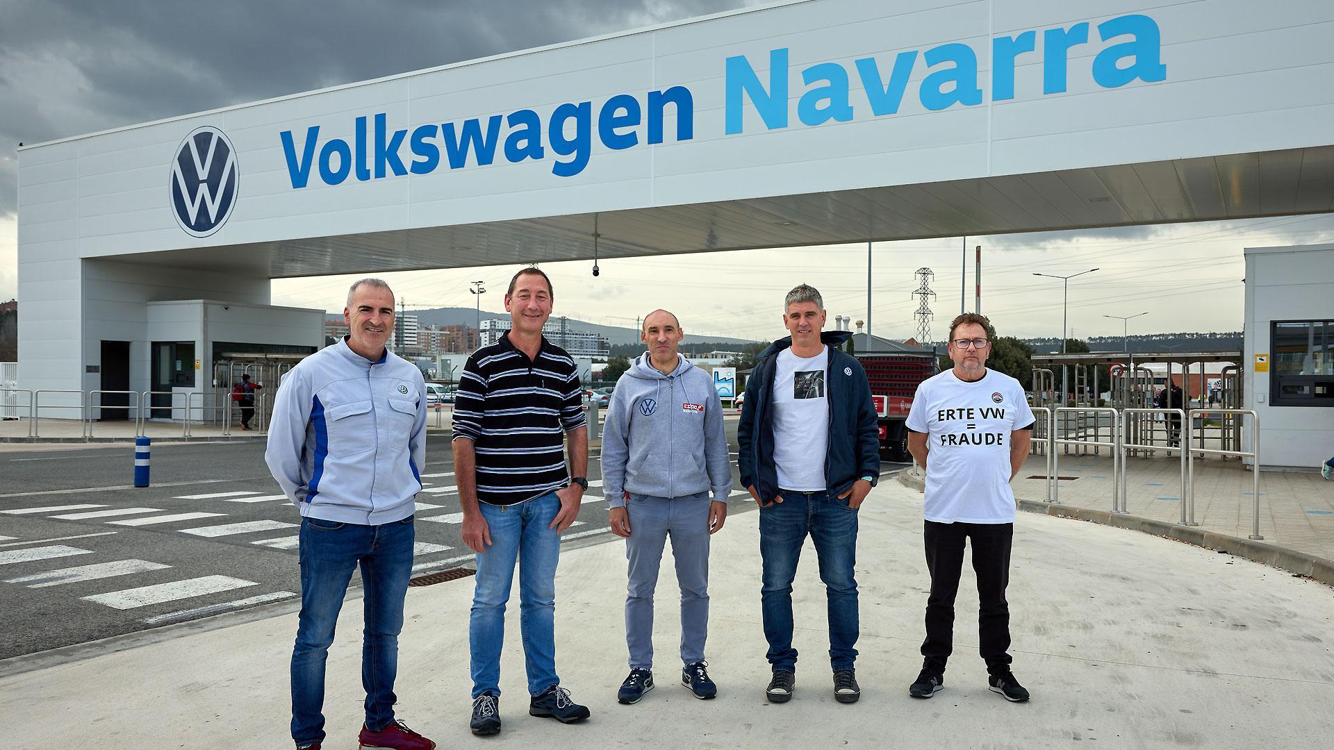 Representantes del comité de empresa de Volkswagen Navarra: Alfredo Morales (i), de UGT; Carlos Zalduendo (c), de CCOO; Igor Peñalver (2d), de ELA; Raúl Portillo (2i), de LAB y Óscar Añorbe (d), de la CGT, fotografiados el pasado 31 de marzo