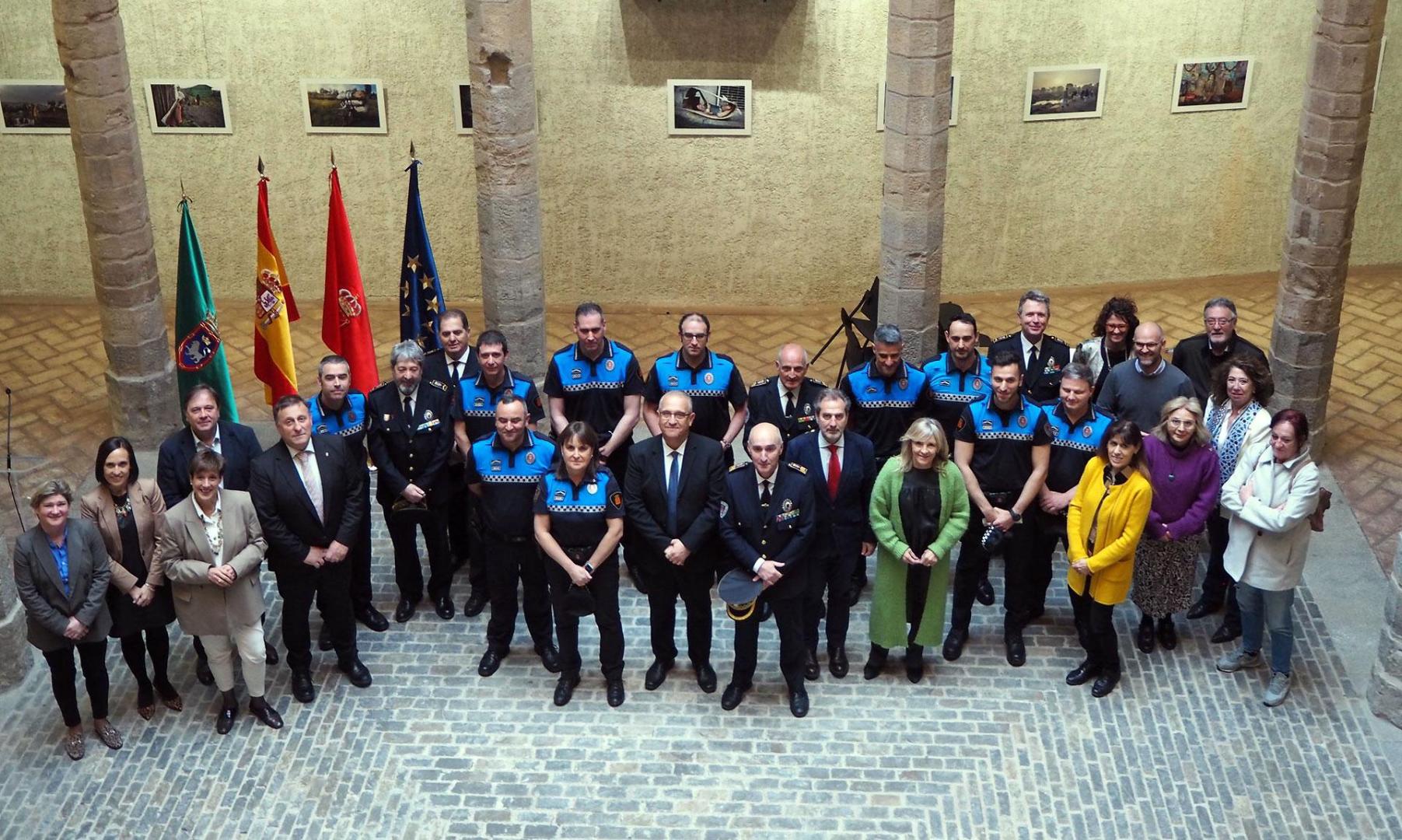 Autoridades posan junto a los nuevos subinspectores de la Policía Municipal de Pamplona