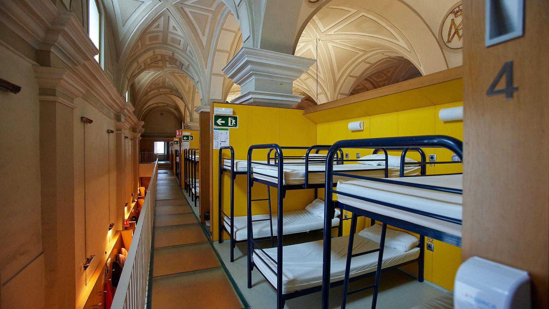 Interior del albergue de Jesús y María, en Pamplona