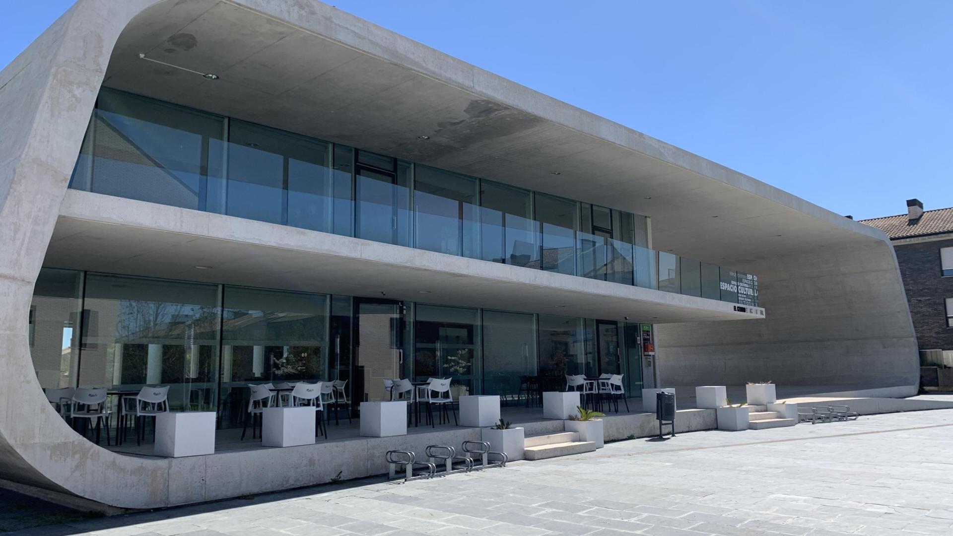 El bar restaurante con terraza del edificio dotacional de Cordovilla alto
