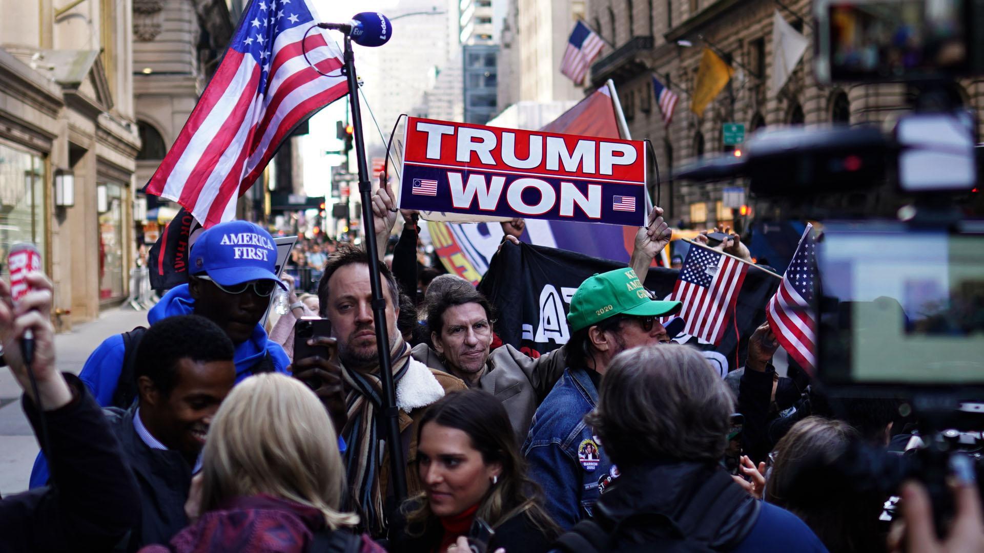 Los partidarios del expresidente estadounidense Donald J. Trump se paran cerca de la Torre Trump en Nueva York