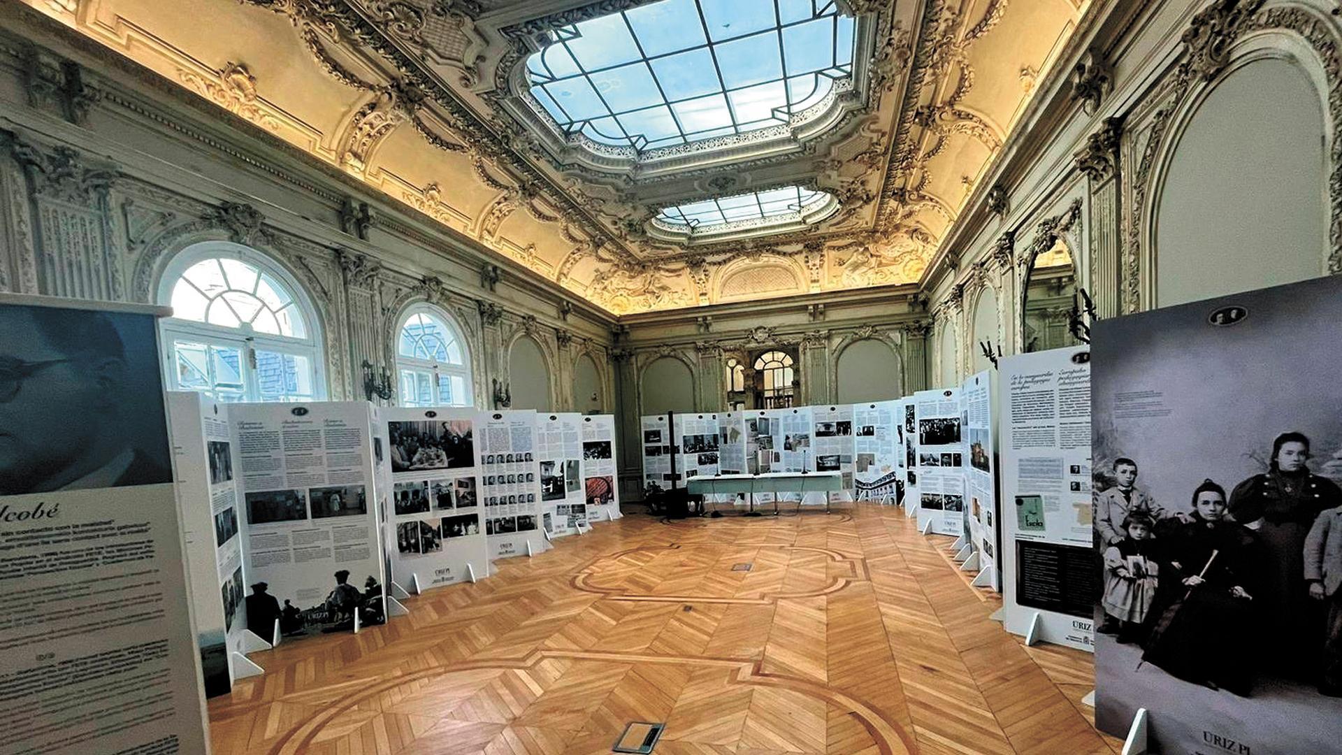 Vista general de la exposición en el Salón de los Espejos del Instituto Cervantes de París