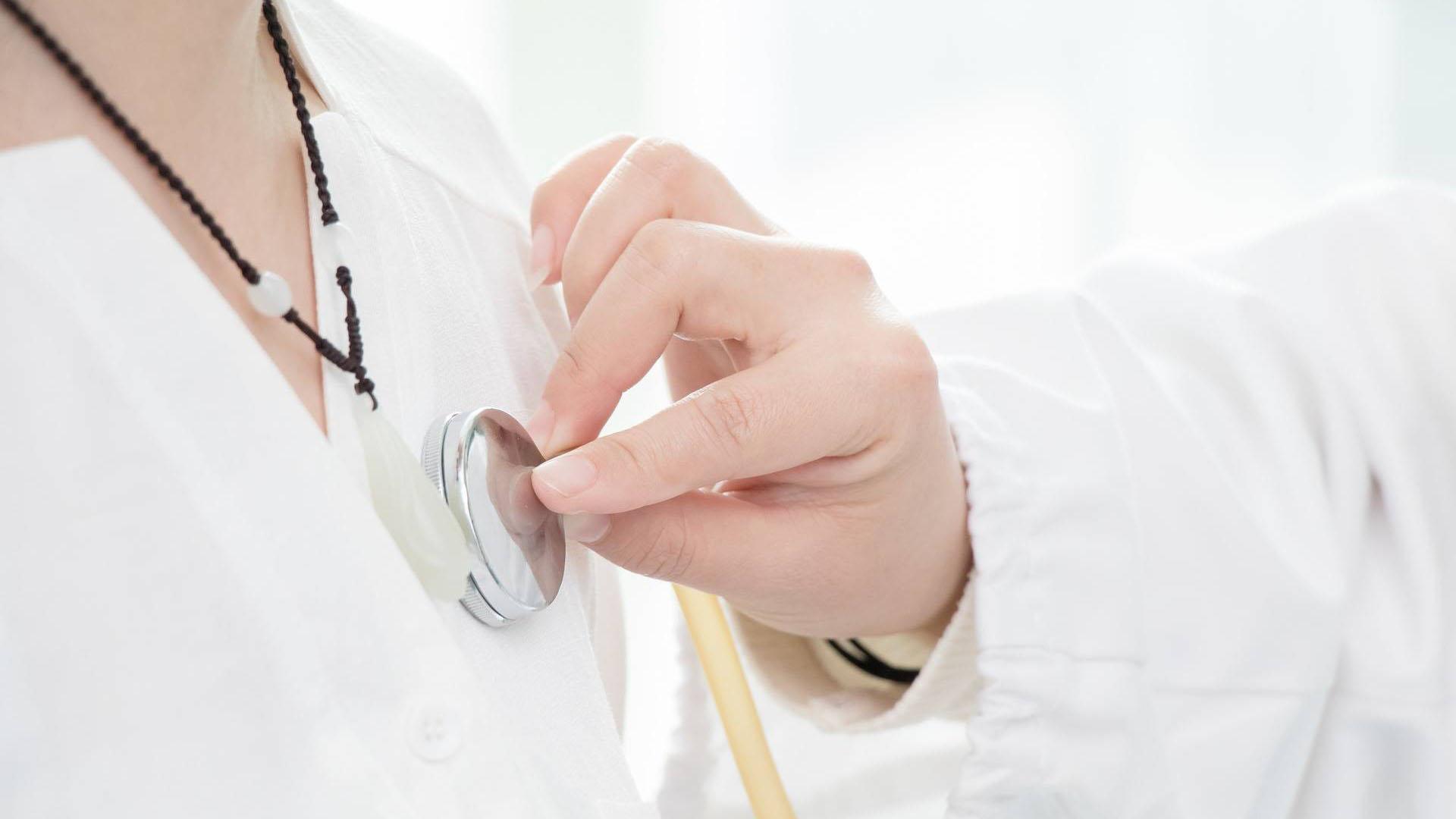 Un médico explora a una paciente