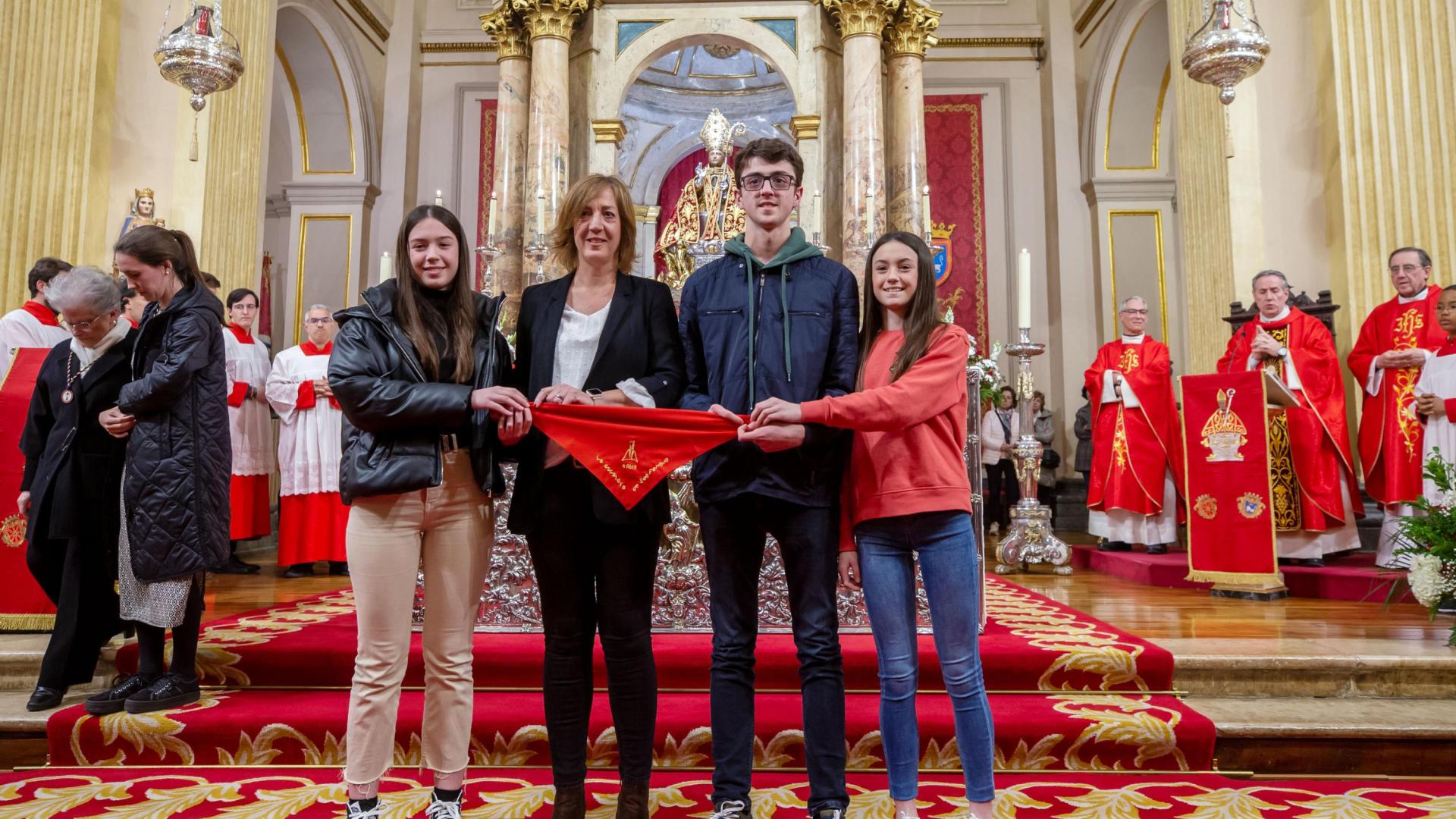 La familia de Alberto Dorremochea: su mujer, Patricia Pérez y sus hijos, Nicolás, Anne y Carlota, depositaron el pañuelico rojo.