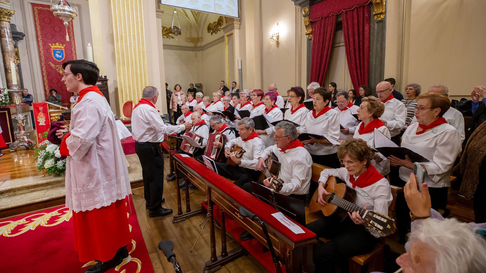 La eucaristía del 4 de abril en la capilla de San Fermín reconoció la labor de las Hermanas de la Soledad y contó con las canciones de la Coral Yoar