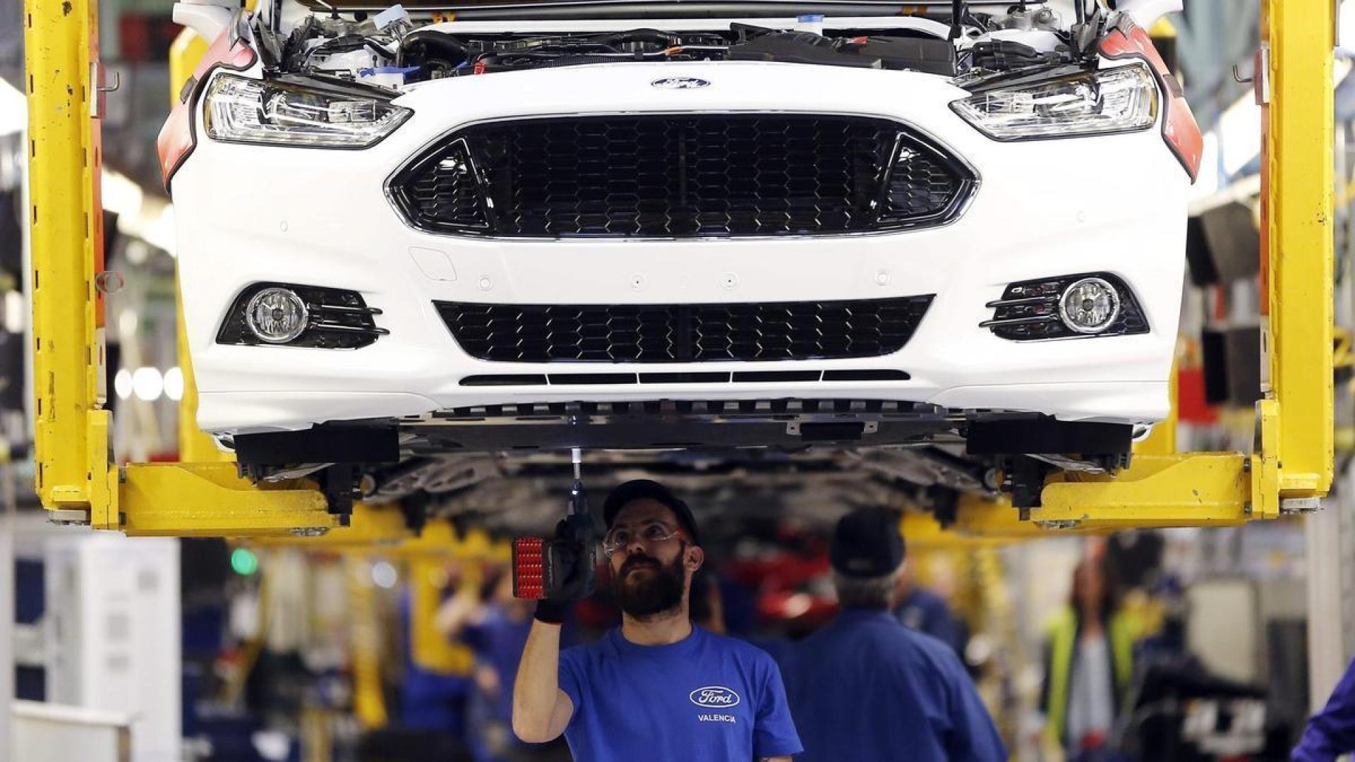 Operarios trabajando en la fábrica Ford de Almussafes
