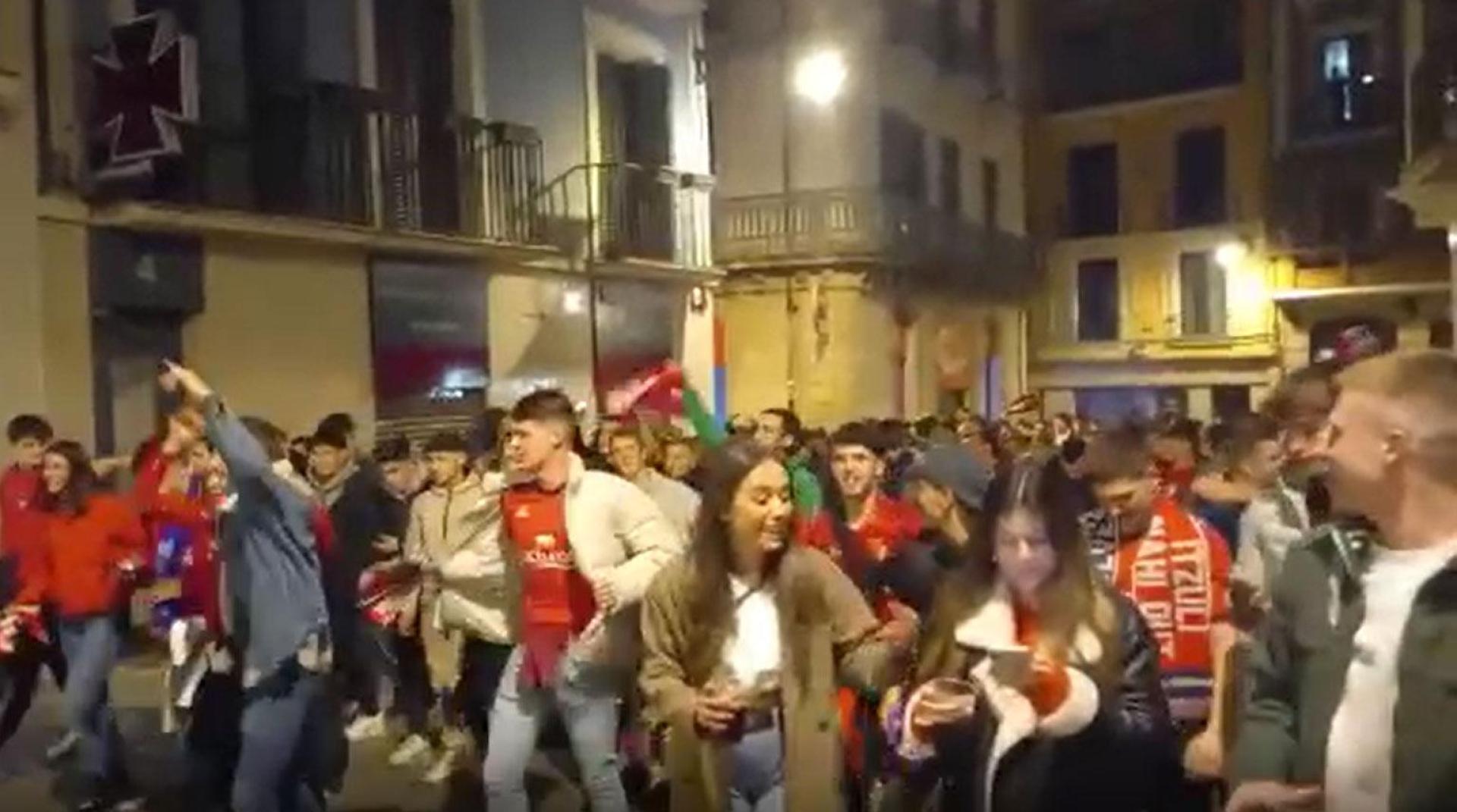 Los aficionados rojillos festejan la victoria tras el partido y se dirigen hacia la plaza del Castillo a celebrarlo