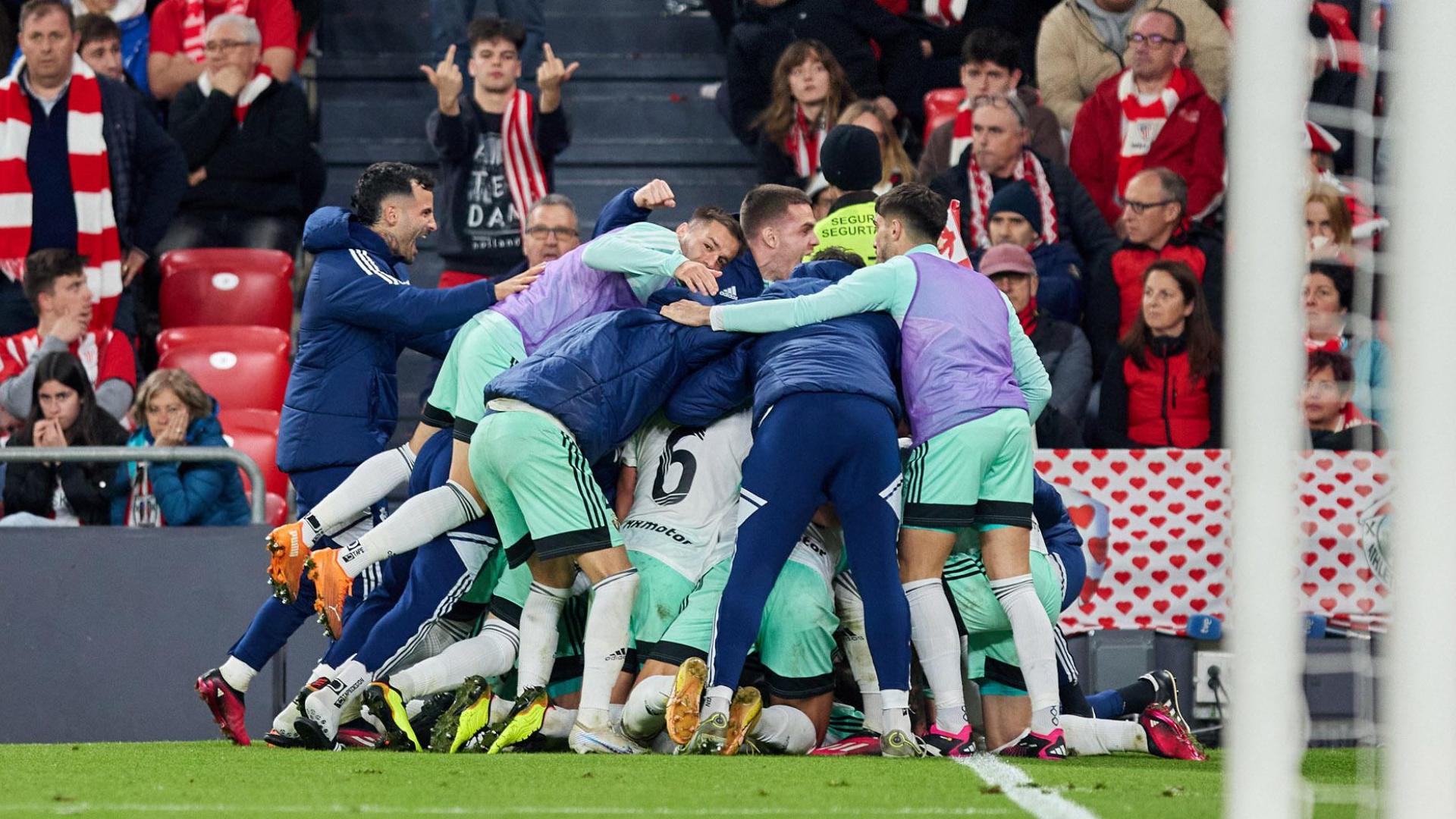 Los jugadores de Osasuna enterraron a Pablo Ibáñez tras marcar el gol de la victoria