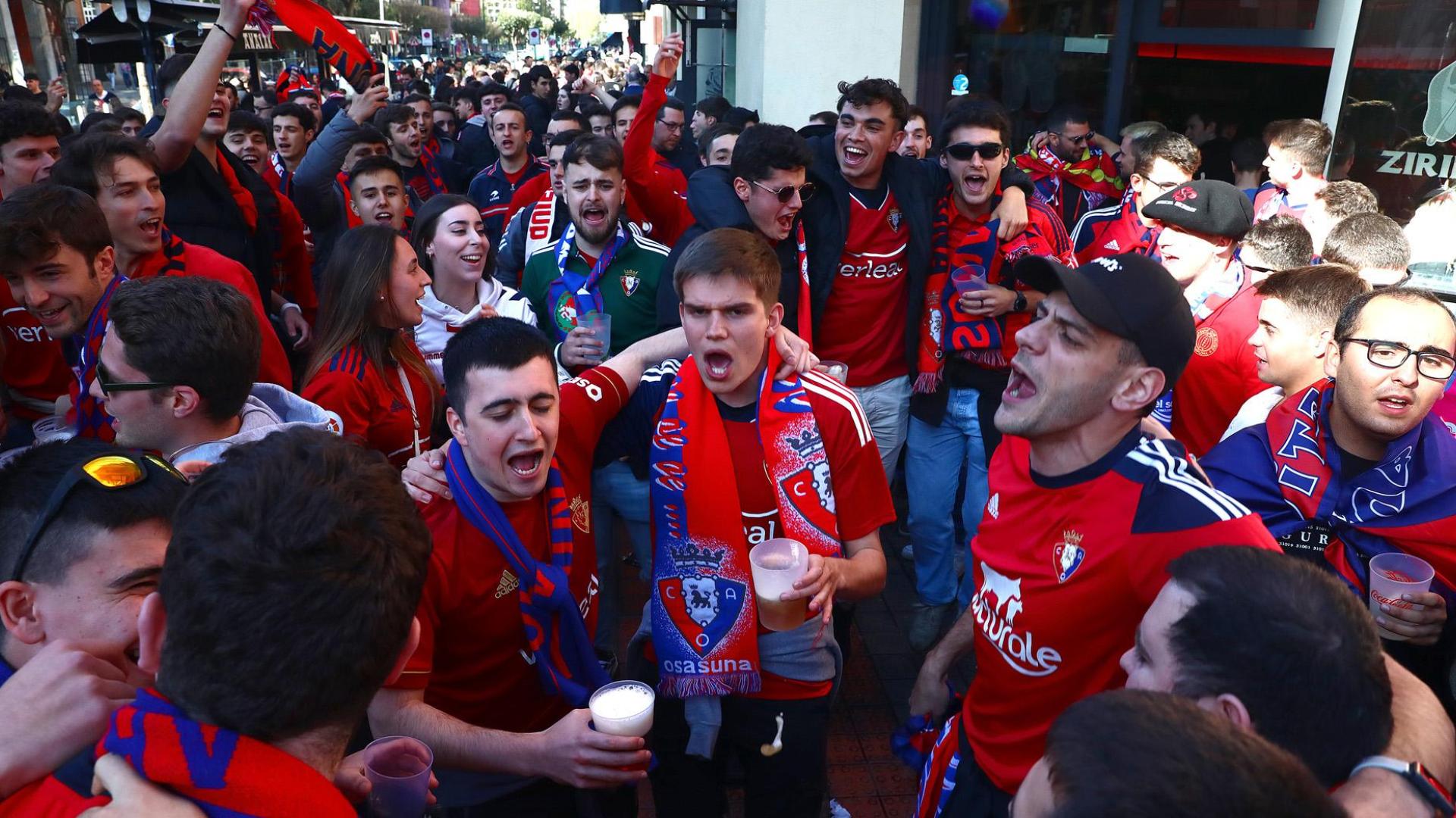 Un grupo de aficionados rojillos disfrutando en los prolegómenos de la semifinal ayer en la bilbaína calle Licenciado Poza