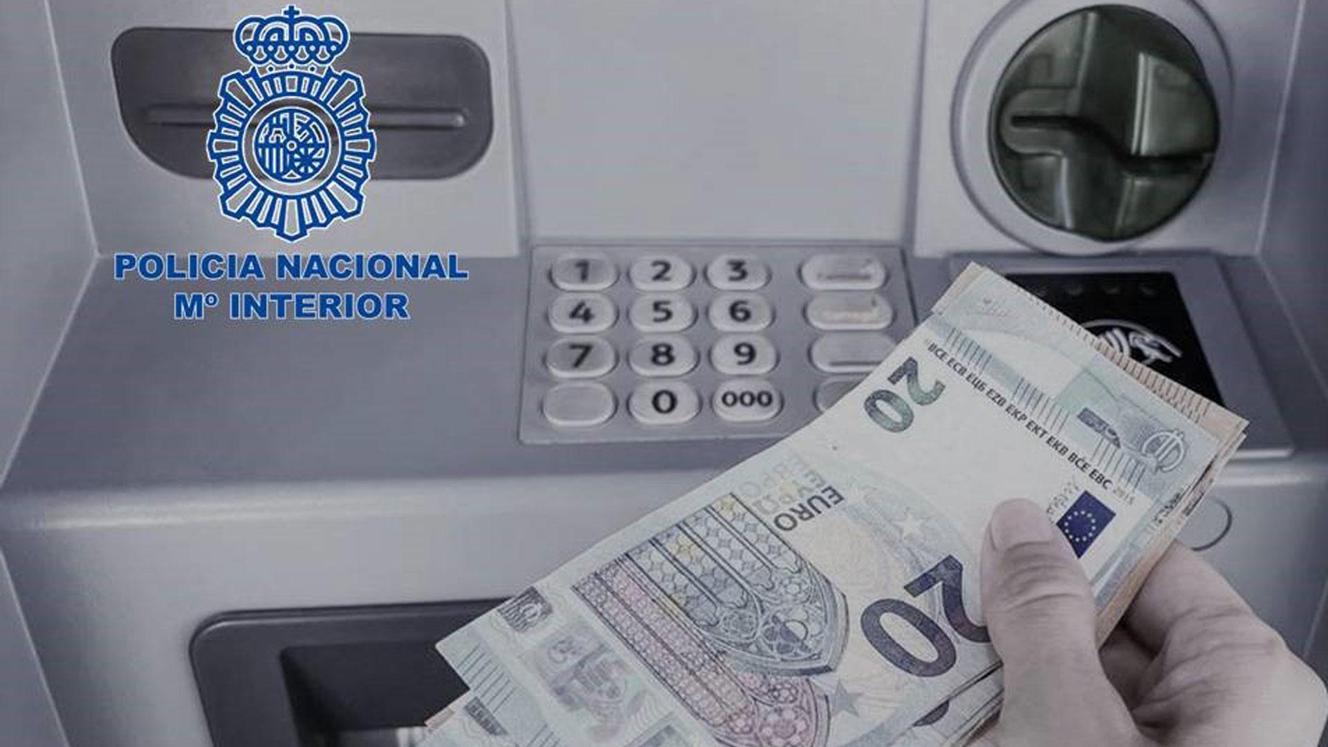 Varios billetes en un cajero