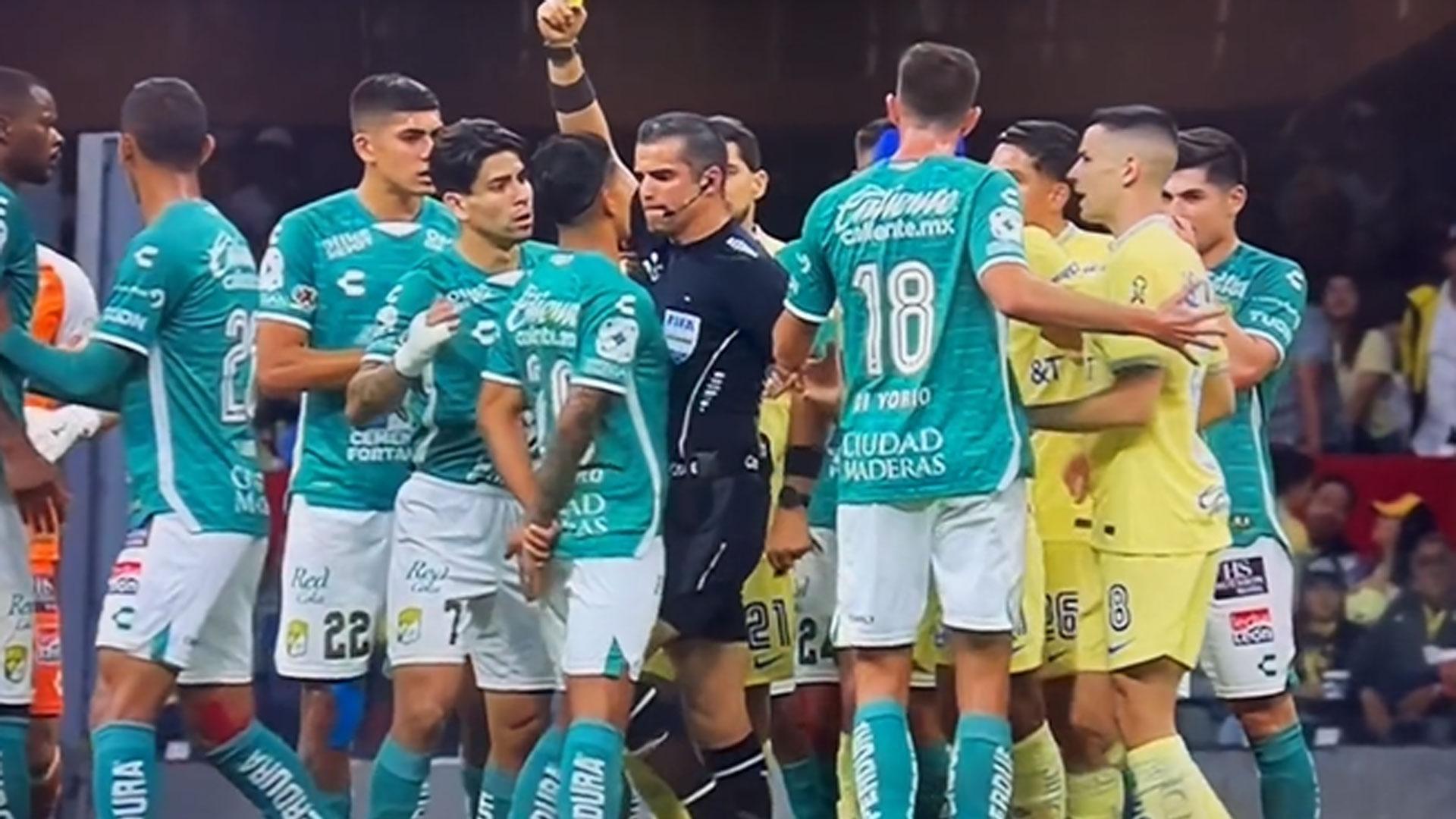 El colegiado mexicano Fernando Hernández, sancionado con 12 partidos por su rodillazo a un jugador del León