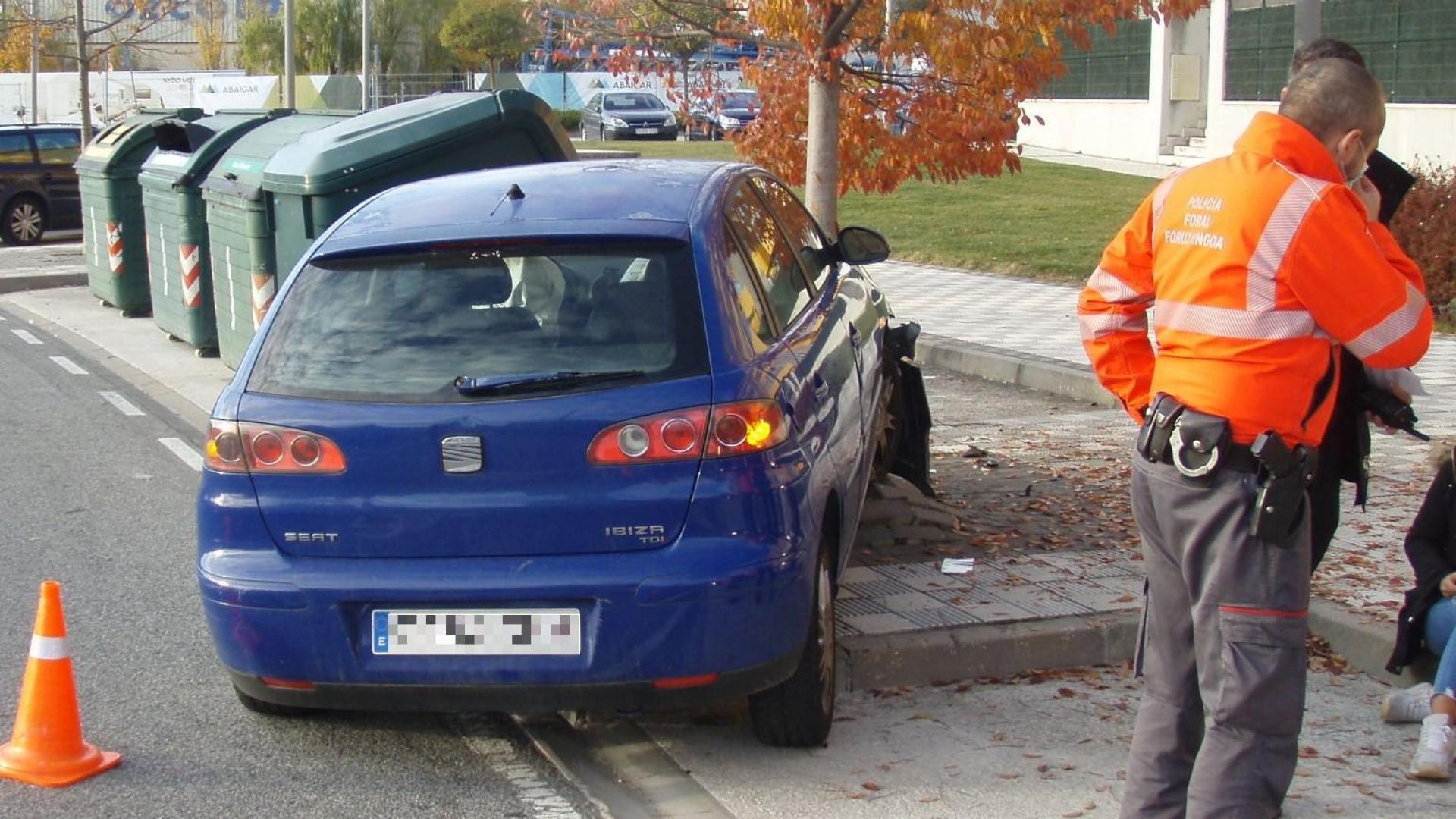 Imagen de archivo de una atención de Policía Foral en un accidente de tráfico