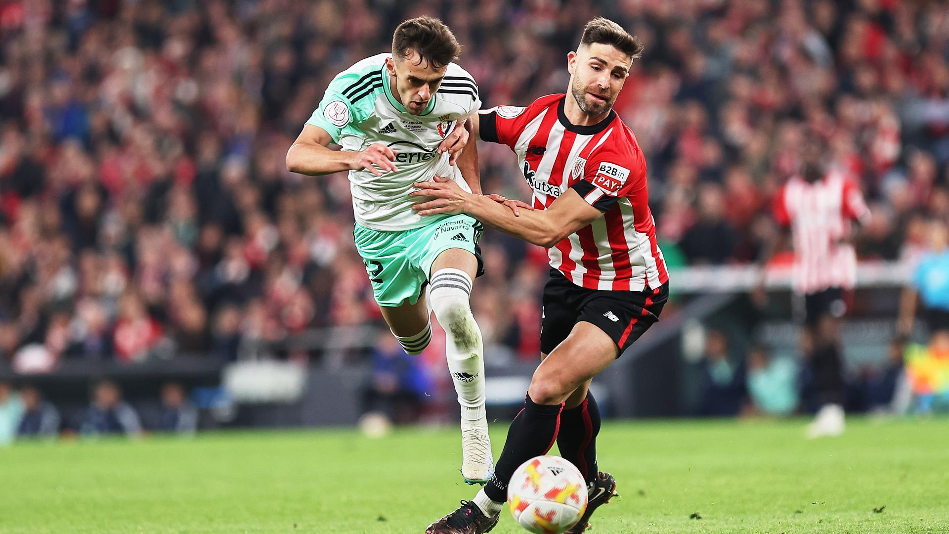 Yeray Álvarez trata de frenar a Aimar Oroz durante el partido de vuelta en San Mamés.