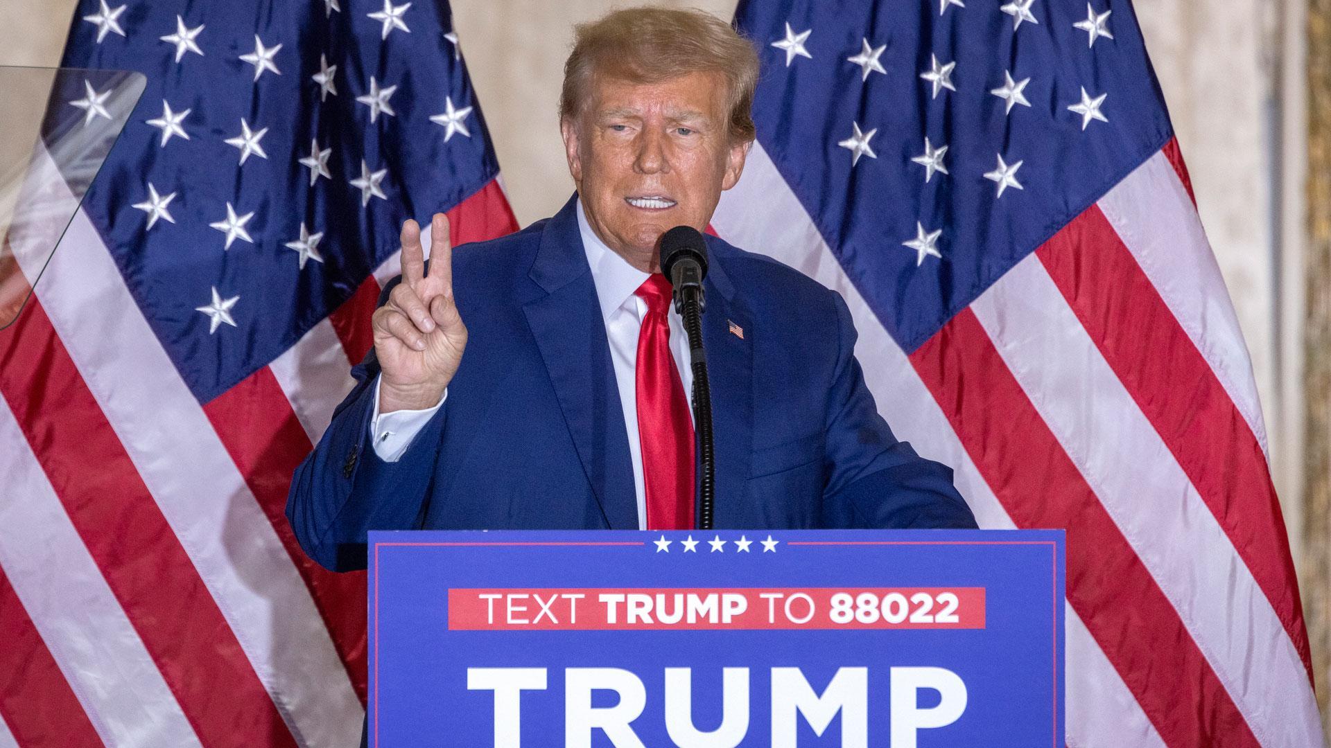 El expresidente estadounidense Donald Trump pronuncia un discurso en su resort Mar-a-Lago en Palm Beach después de su comparecencia ante un juez para escuchar los cargos en su contra