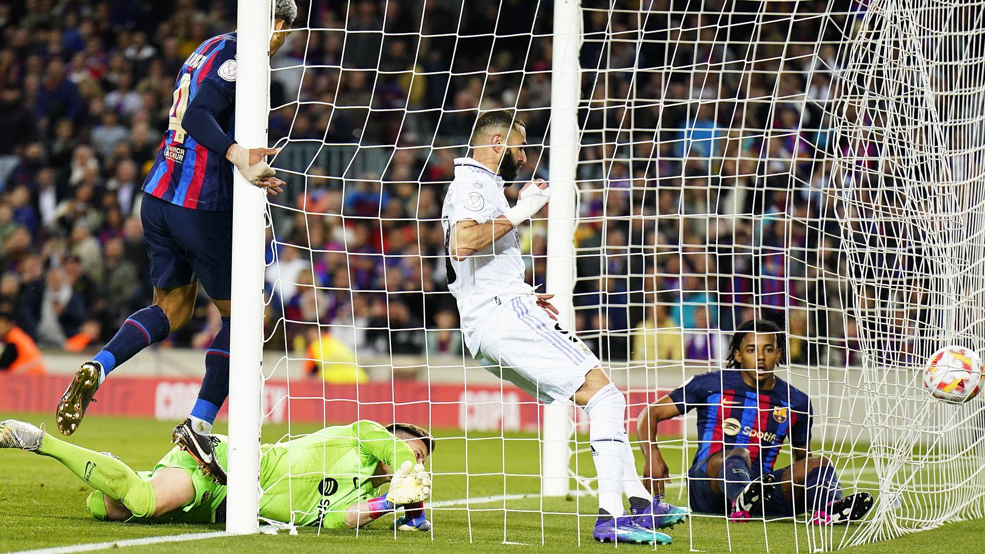 Momento en el que Karim Benzemá marca el 0-1 que iguala la eliminatoria.