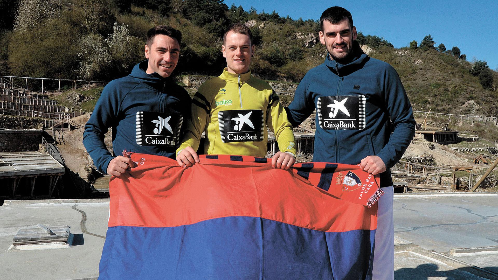 LOS NAVARROS DEL MANOMANISTA, CON OSASUNA. Los tres navarros que van a tomar parte en el Manomanista 2023, este miércoles en Salinas. De izquierda a derecha, Peio Etxeberria, Unai Laso y Joseba Ezkurdia