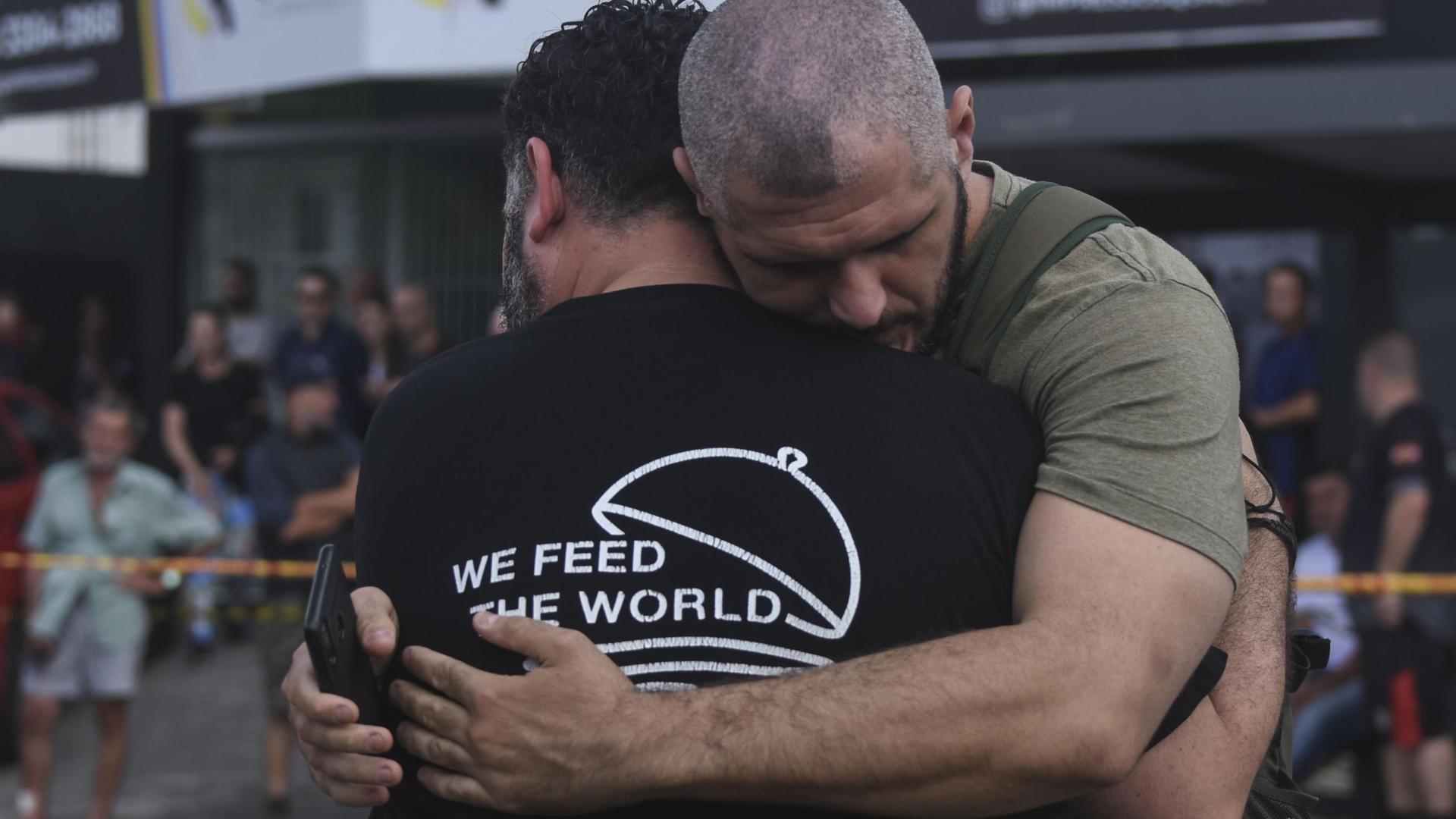 Familiares se abrazan a la entrada de la guardería Cantinho Bom Pastor de la ciudad de  Blumenau, donde fueron asesinados cuatro niños