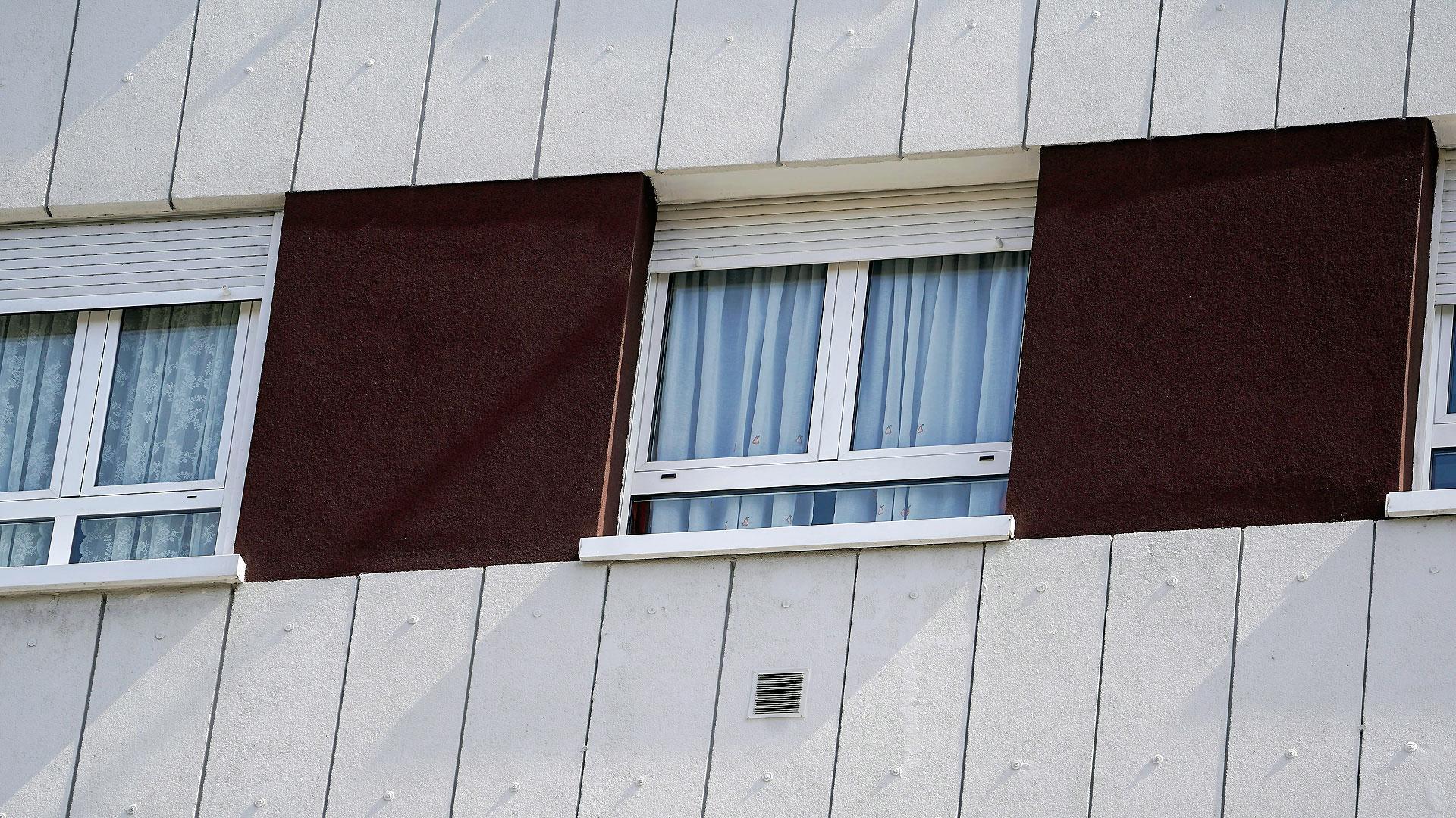 En la imagen, una ventana del edificio de Avilés en el que residen la madre y su hija