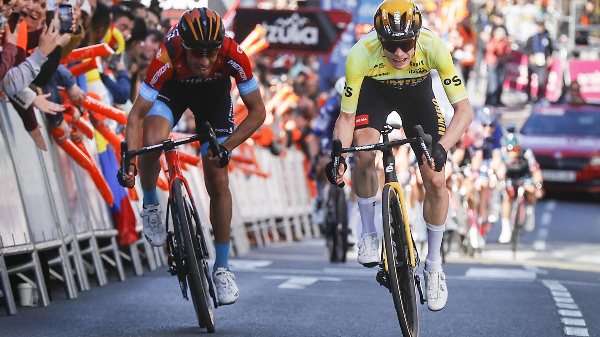 Mikel Landa (izda.) no puede superar a Jonas Vingegaard en la meta de la cuesta de Santurtz.