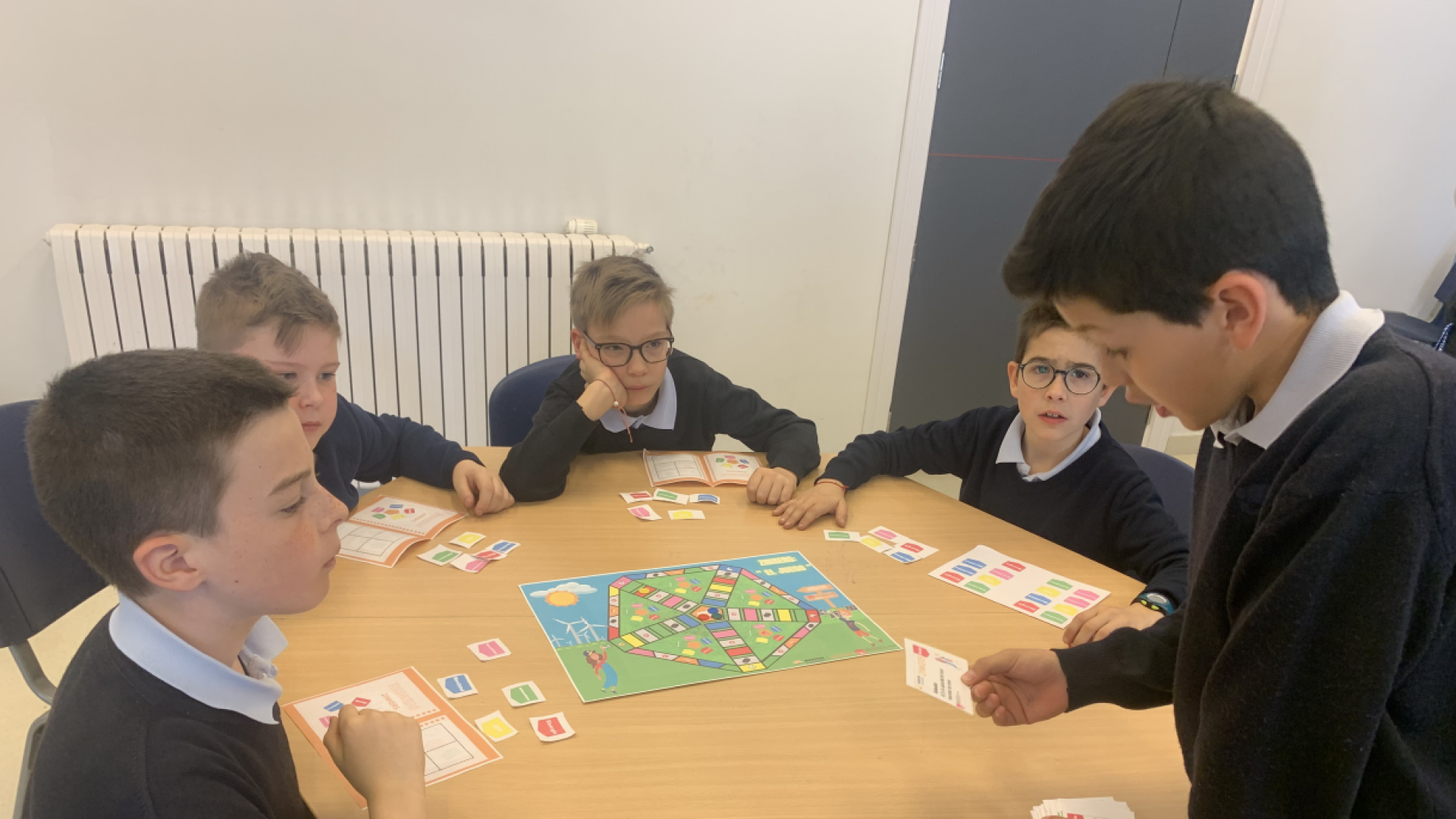 Alumnos de 4º de Primaria de Miravalles-El Redín jugando y atendiendo instrucciones del alumno de 5º de Primaria, que arbitra en el juego