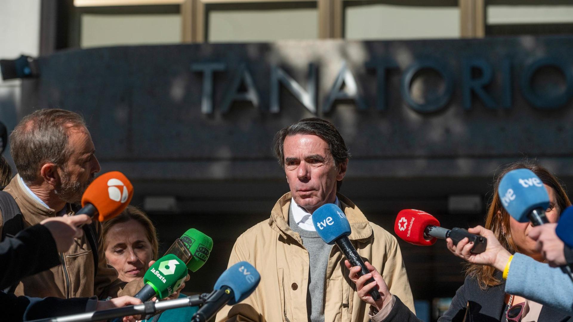 El expresidente del gobierno José María Aznar realiza declaraciones a su salida de la capilla ardiente del exministro del PP Josep Piqué
