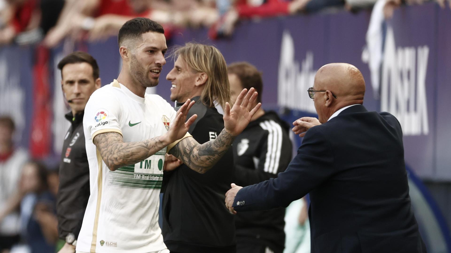Tete Morente celebra con el banquillo del Elche el 0-1
