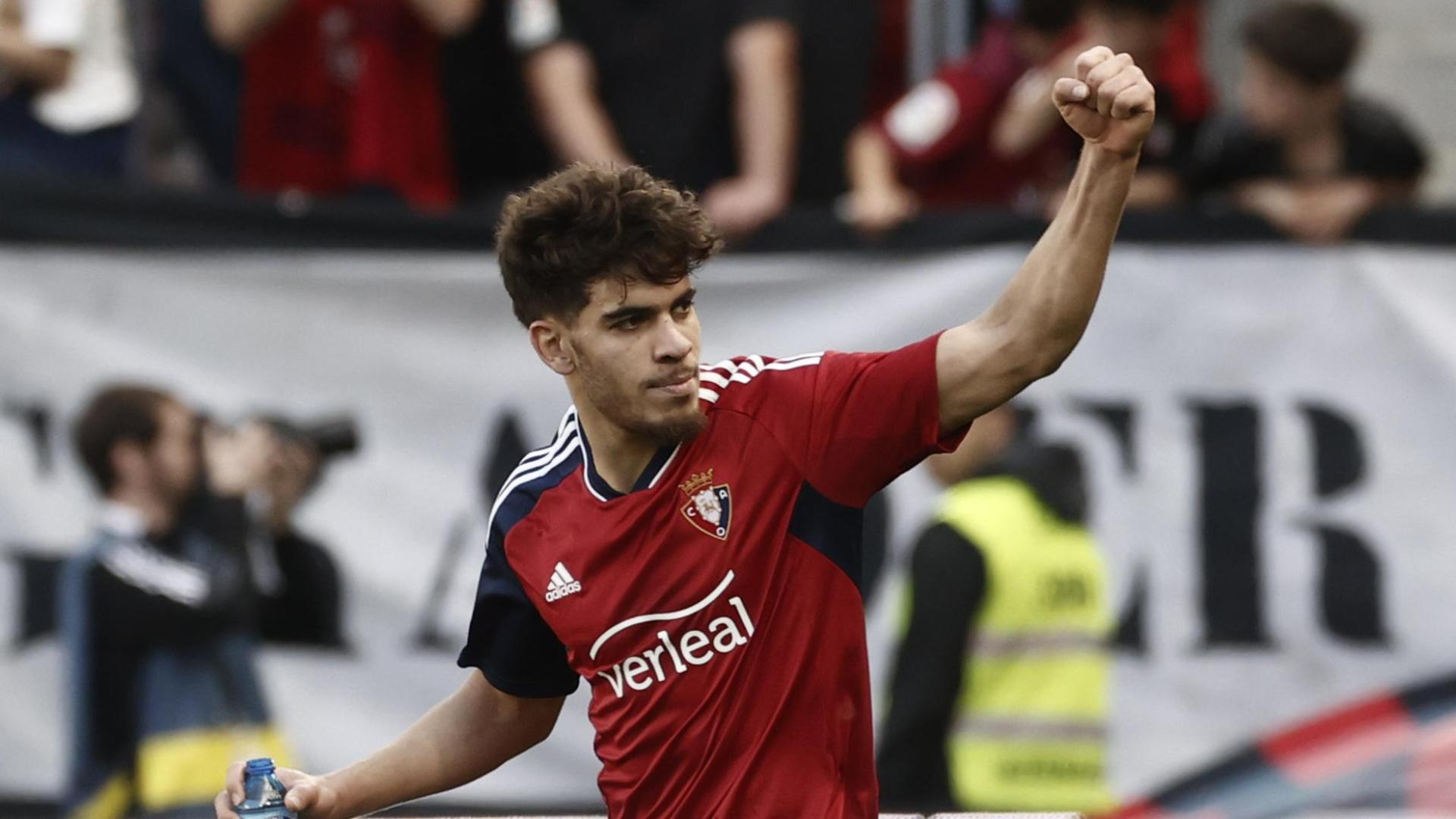 Ez Abde celebra uno de sus goles con el banquillo de Osasuna