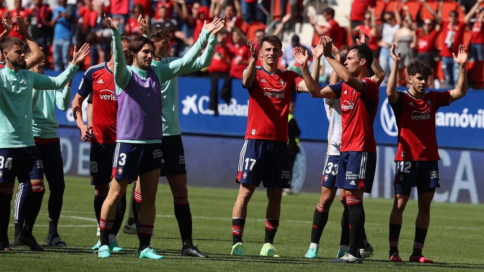 Los jugadores de Osasuna aplauden a la afición en El Sadar tras ganar al Elche