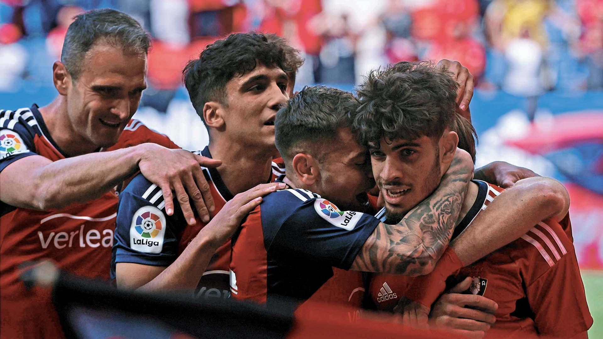 Abde es felicitado por sus compañeros tras anotar el gol del triunfo