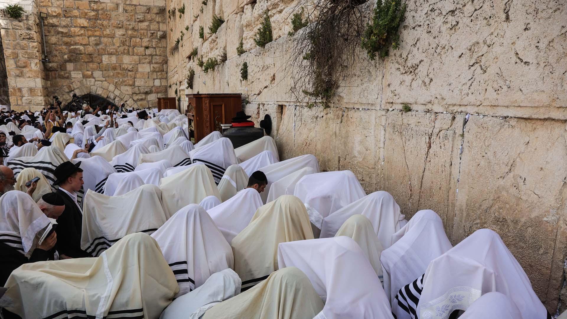 Judíos durante la festividad de Pascua, frente al Muro en Jerusalén