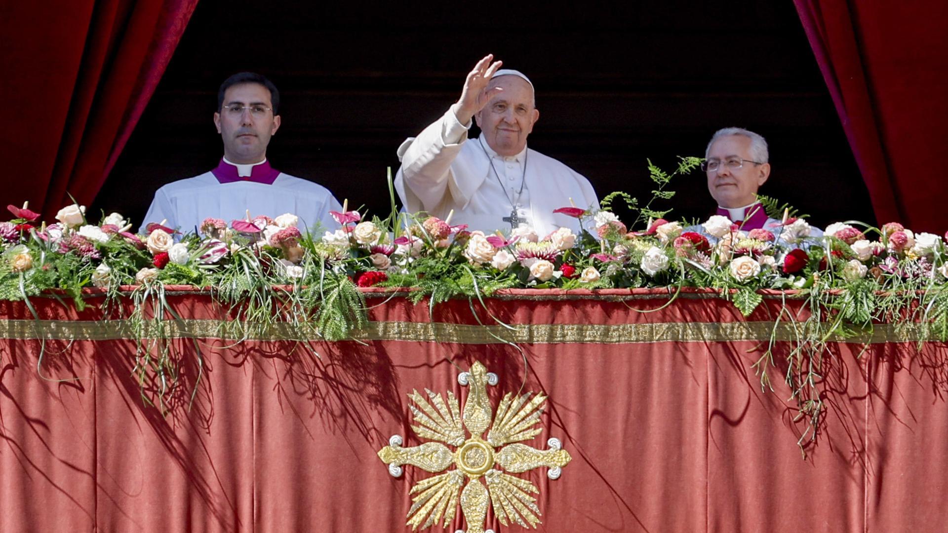 El papa Francisco imparte la bendición 'Urbi et Orbi' desde el balcón de la logia central de la basílica de San Pedro