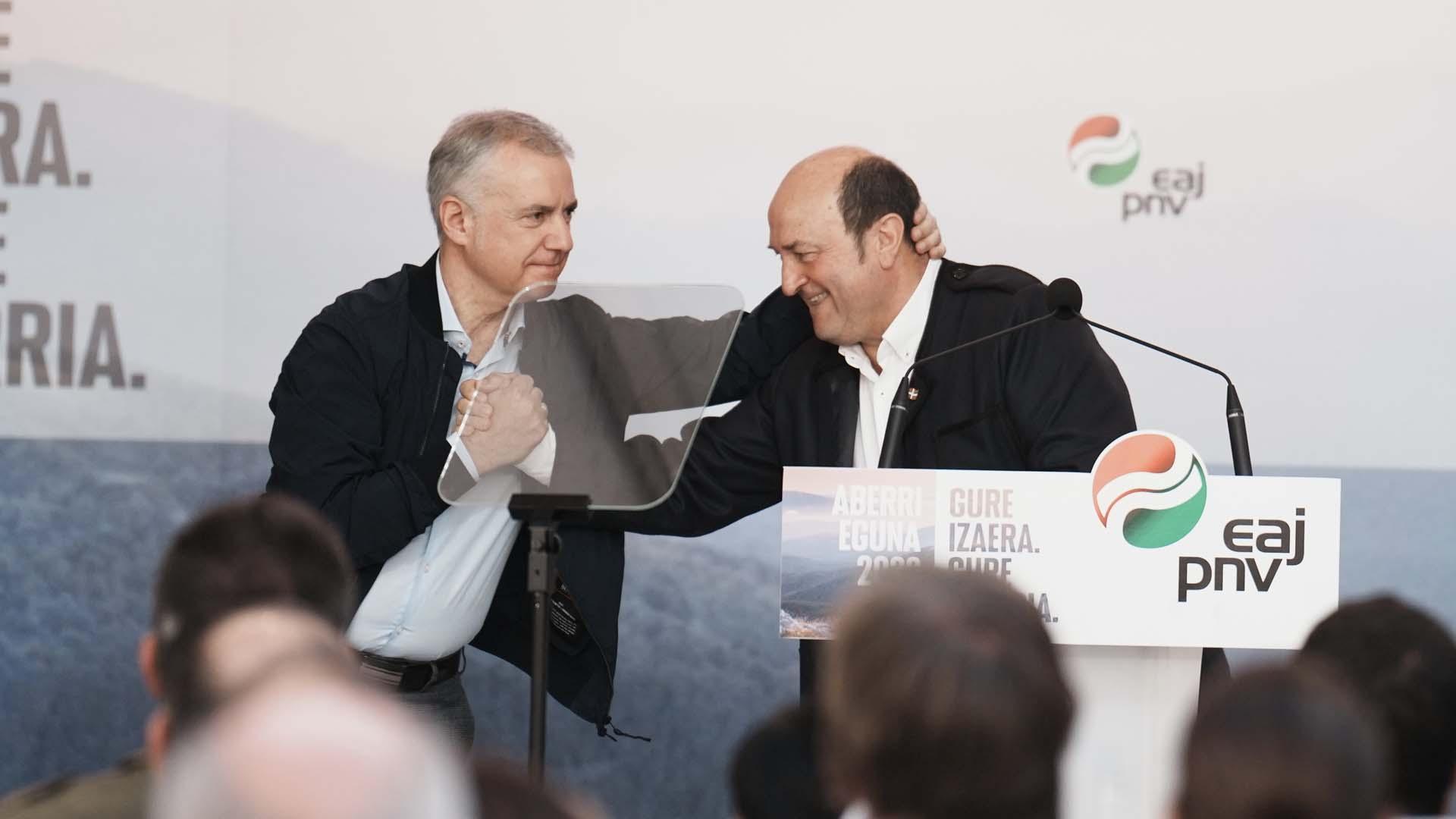 Saludo entre Iñigo Urkullu y Andoni Ortuzar, este domingo en la celebración del Aberri Eguna en Bilbao