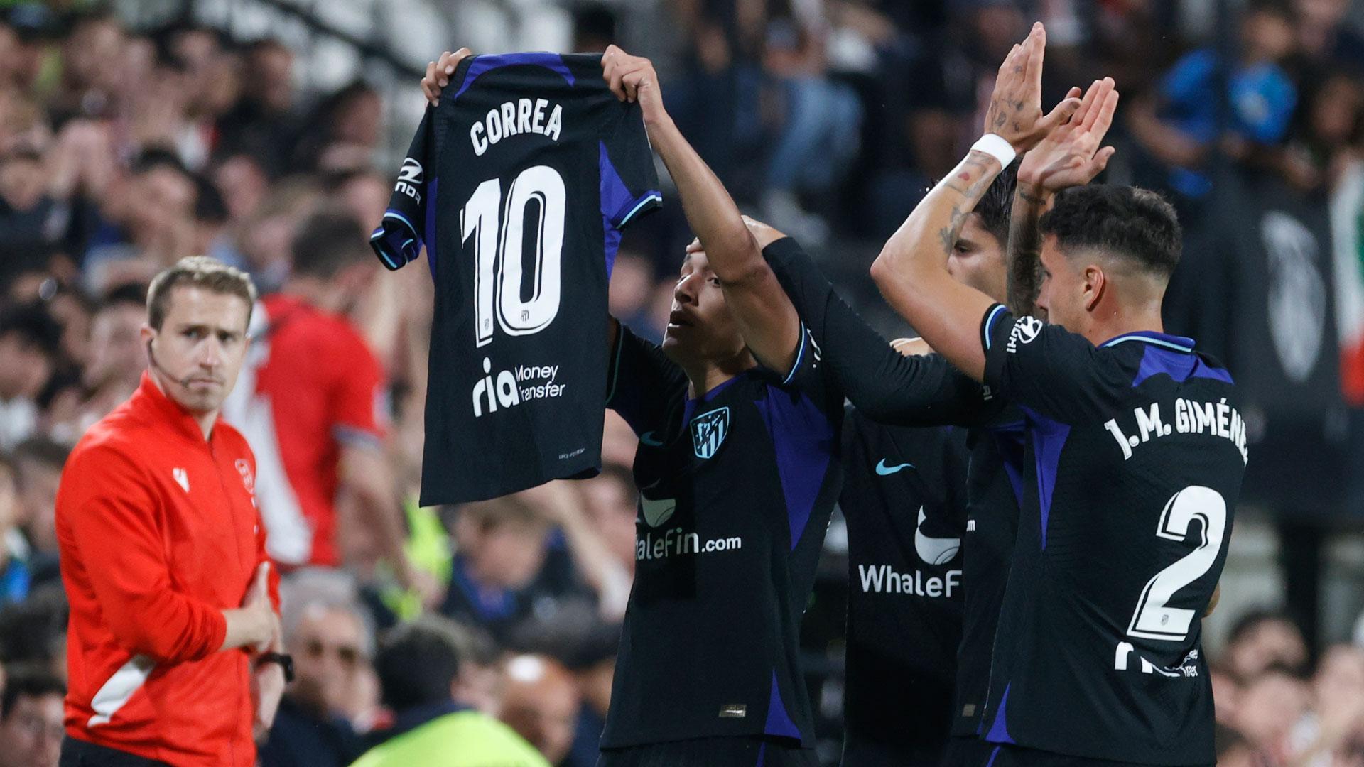 Los jugadores del Atlético de Madrid celebran el gol de su equipo con una camiseta de su compañero Correa en señal de pésame por el fallecimiento de la madre de éste