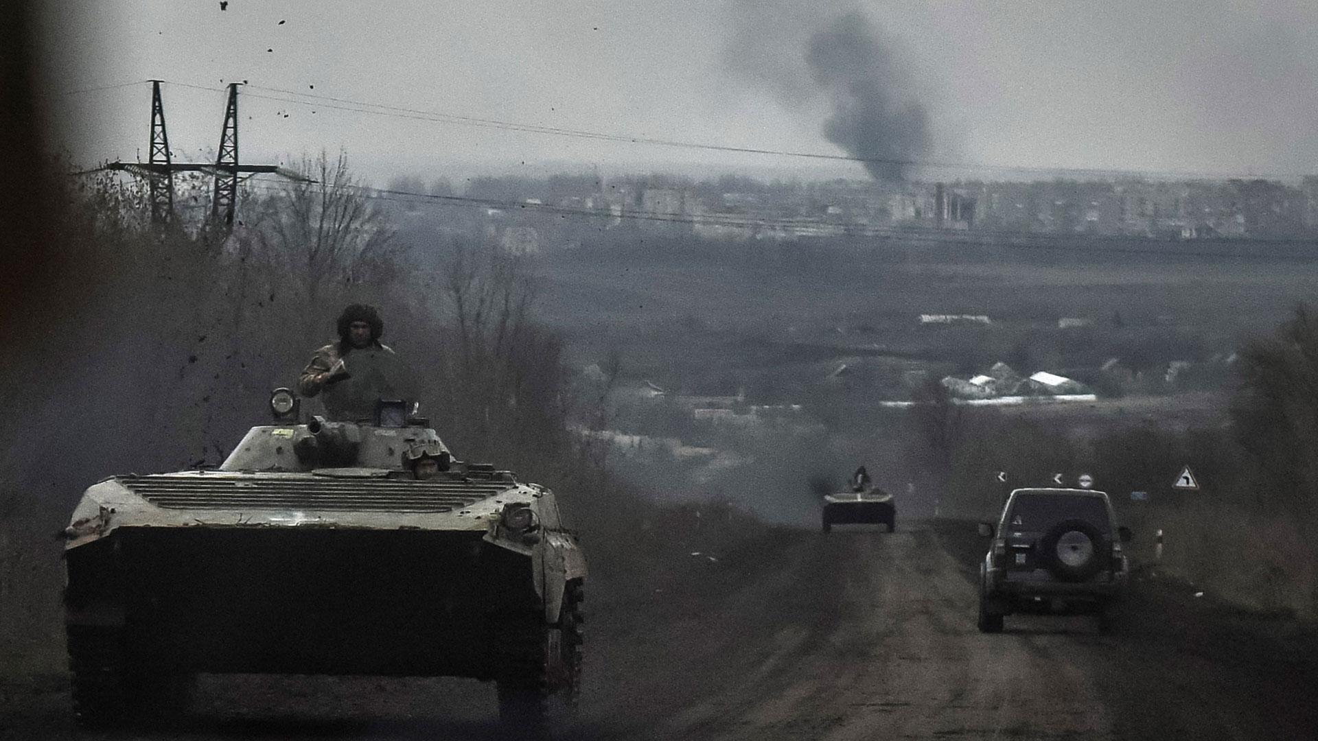 Vehículos blindados del ejército ucraniano recorren un camino en la localidad de Bajmut, en la provincia de Donetsk del este de Ucrania