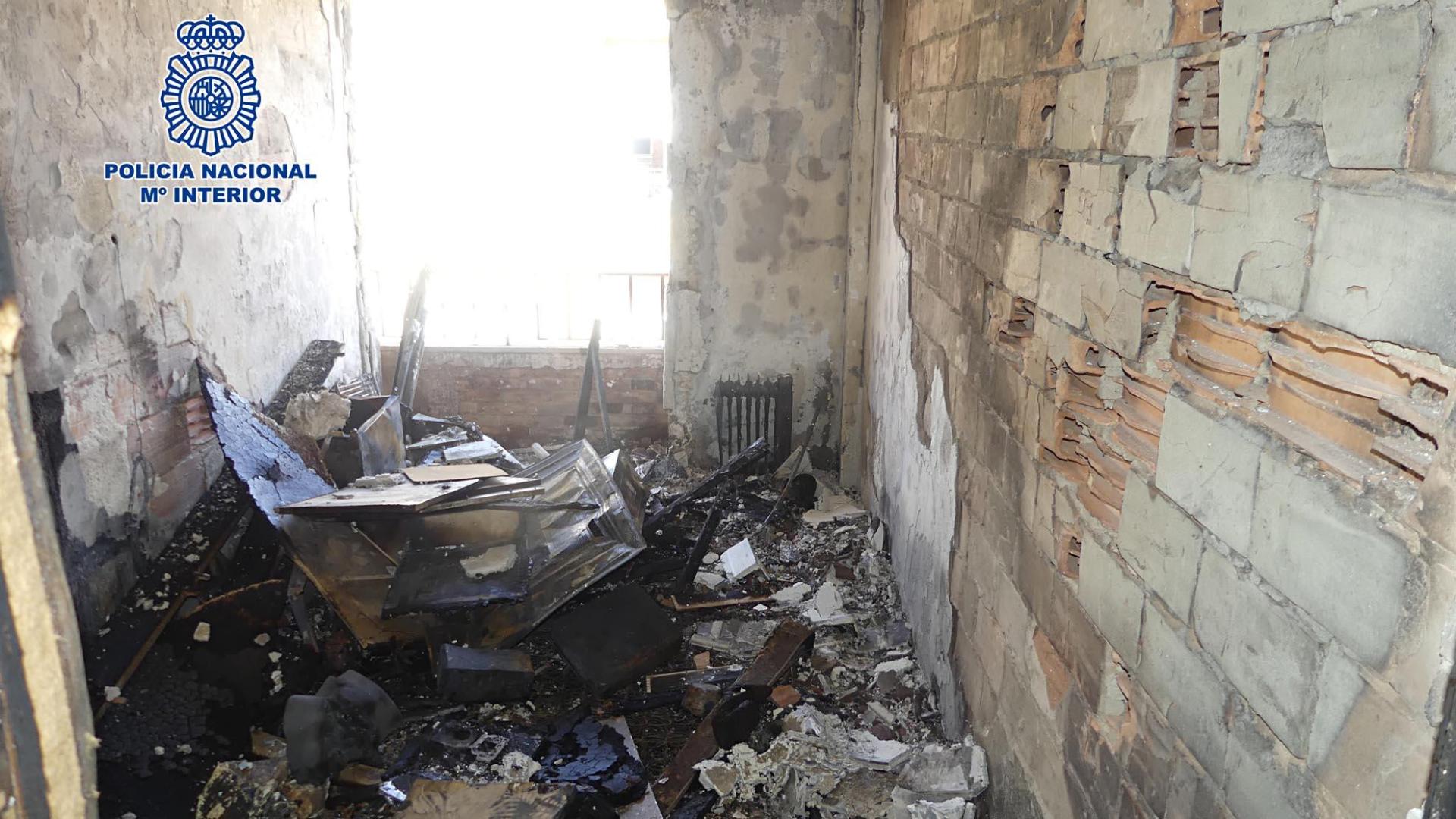 Aspecto de una de las habitaciones de la vivienda incendiada en el barrio de Delicias de Zaragoza