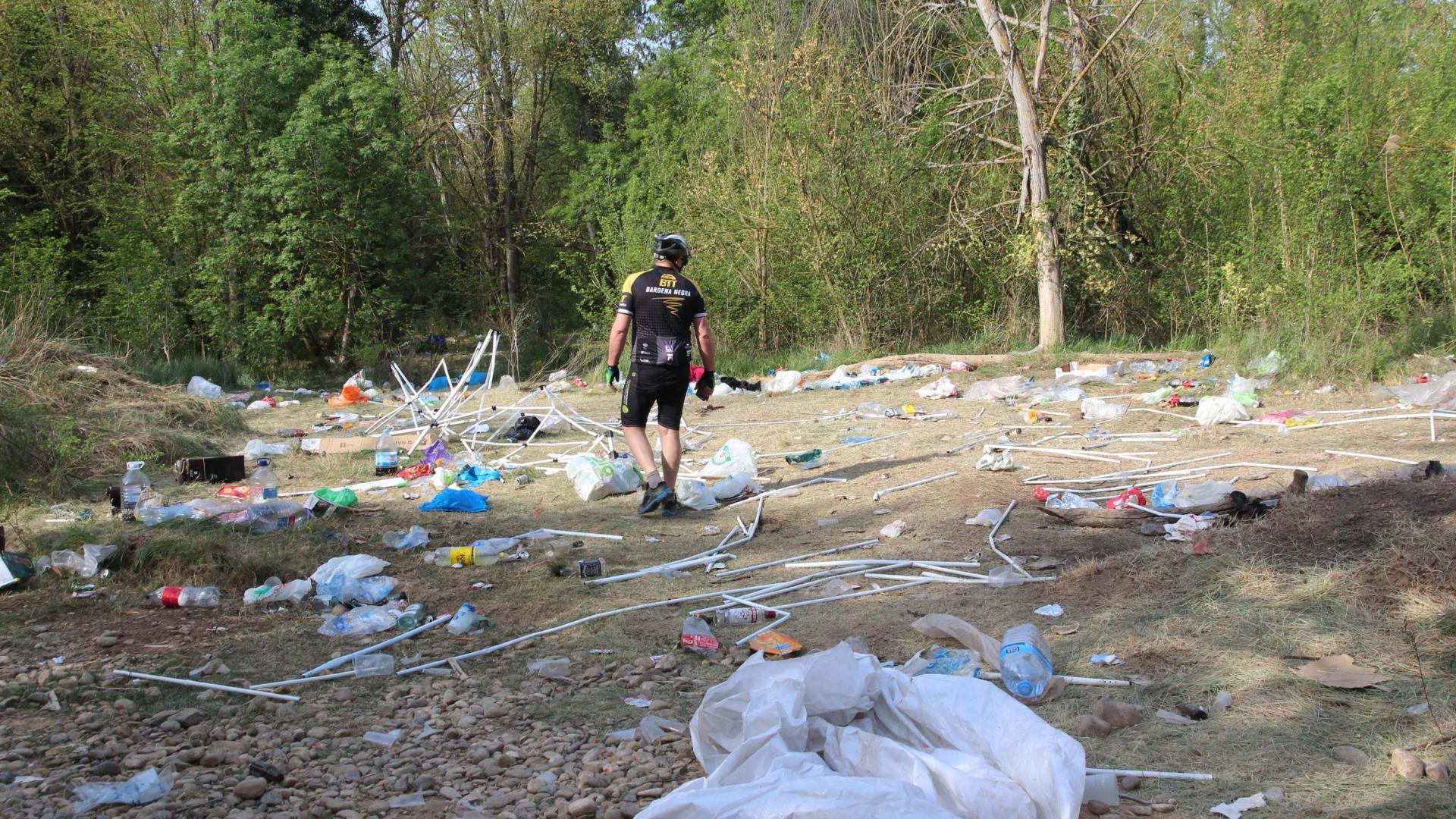 Un vecino contempla la basura esparcida por la zona de Las Norias, situada en la orilla del Ebro a su paso por Tudela