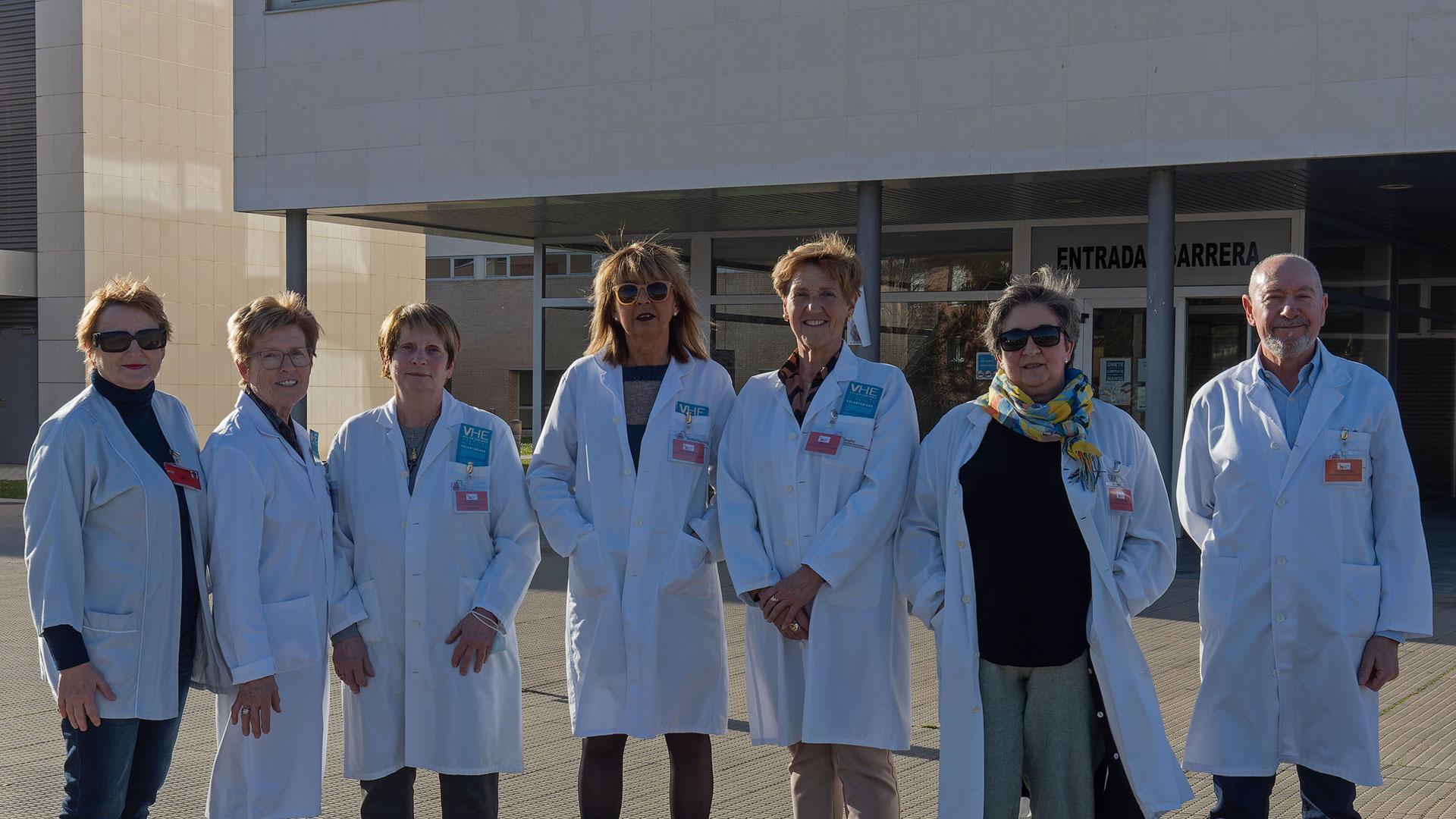 Desde la izda., Alicia, enfermera del hospital; y las voluntarias Feli Fernández, Carmen Mari Arnedillo, Soco Salanueva, María Asun Ulzurrun, Asun Arrastio y Jesús López-Vailo, en el exterior del Hospital García Orcoyen de Estella.
