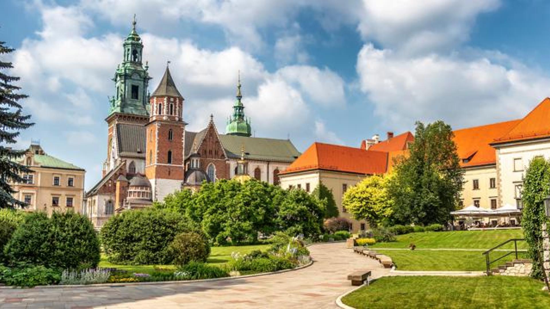 El santoral del 11 de abril recuerda a San Estanislo, obispo de Cracovia en el siglo XI. En la imagen, vista de la catedral y del castillo de la ciudad polaca