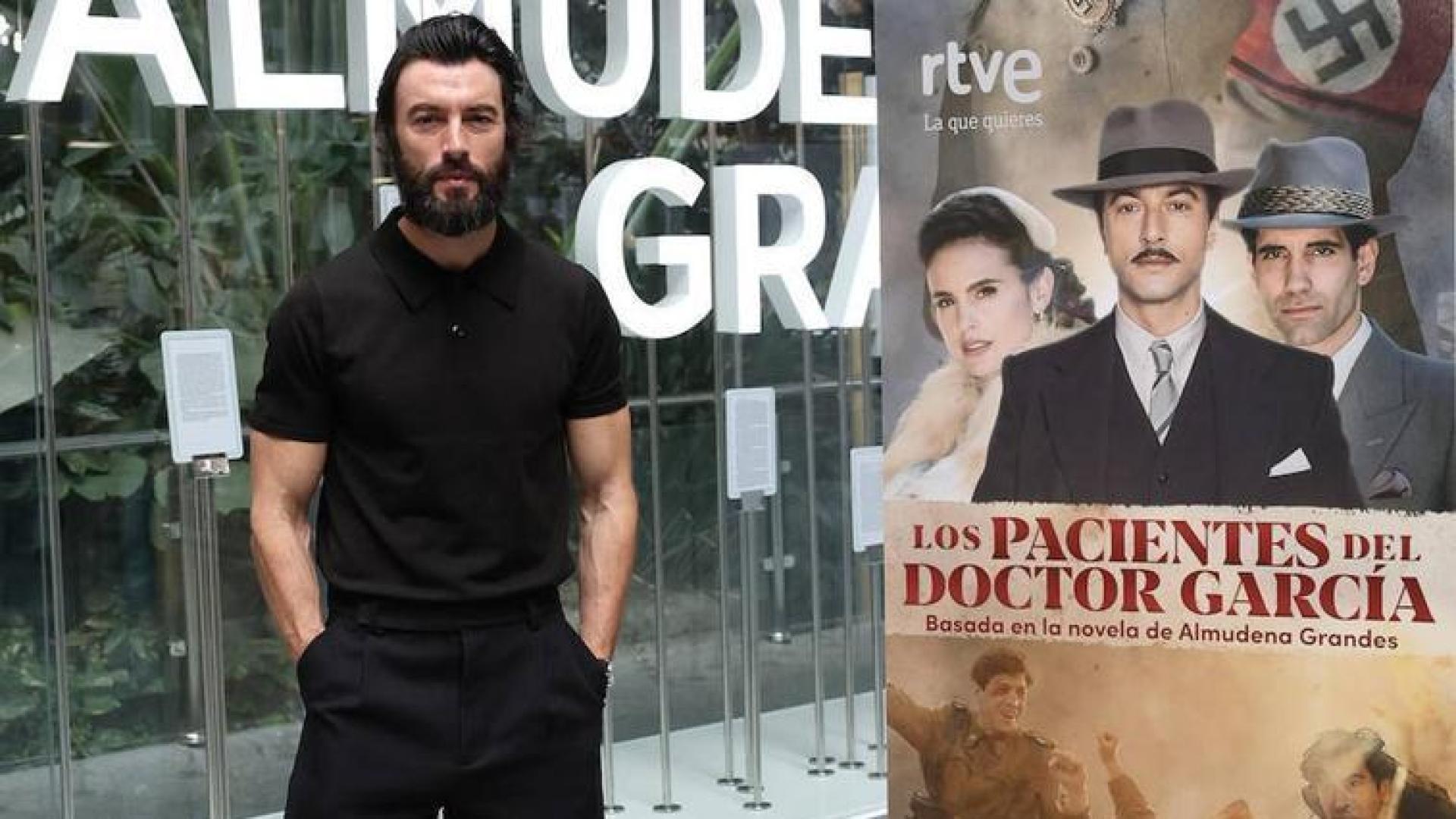 El actor Javier Rey, en el photocall de 'Los pacientes del doctor García', en la estación Puerta de Atocha - Almudena Grandes